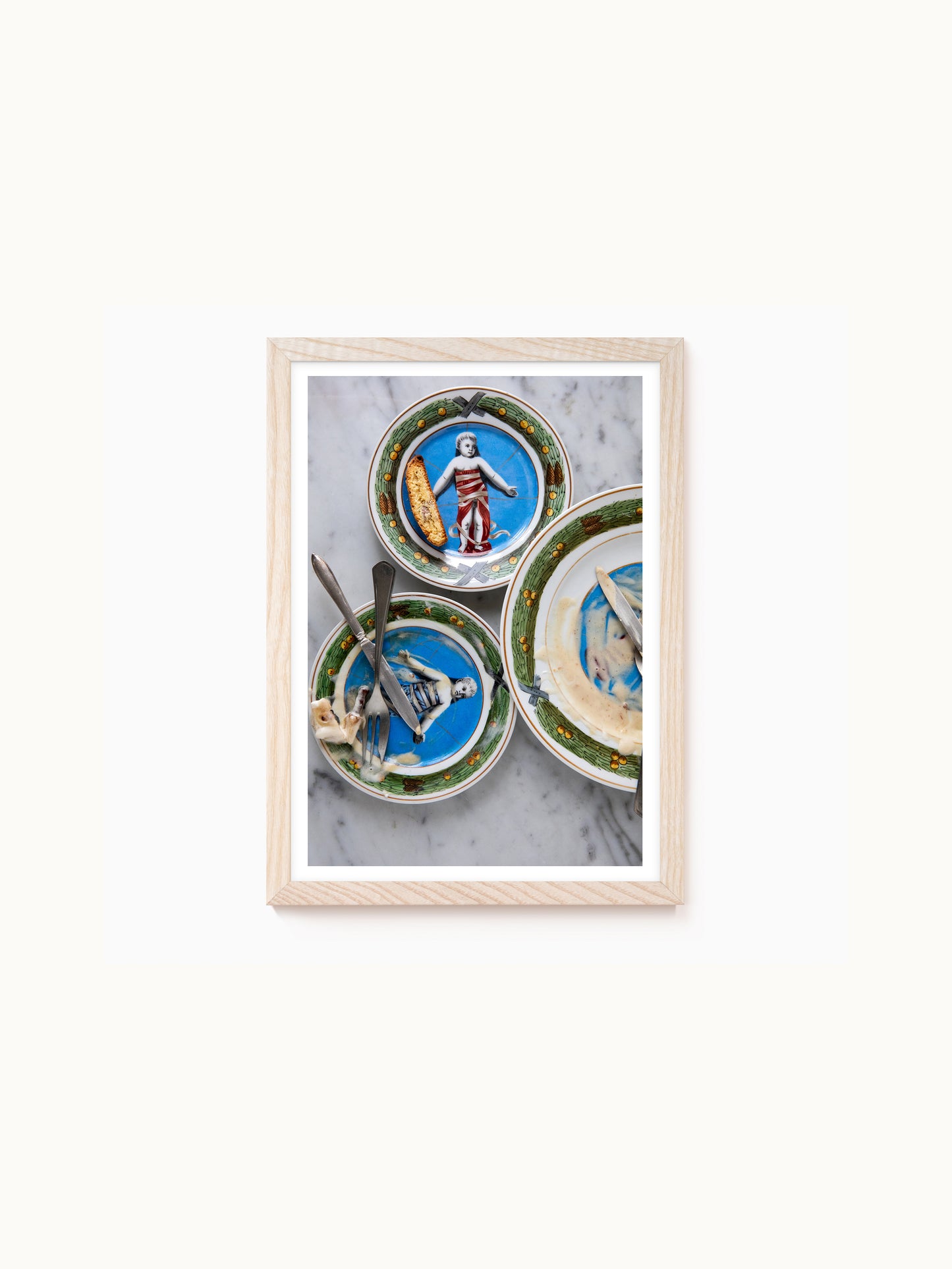Fotografie-Print „Italienische blaue Teller mit den Resten von Eis mit Birne“ von Saint John