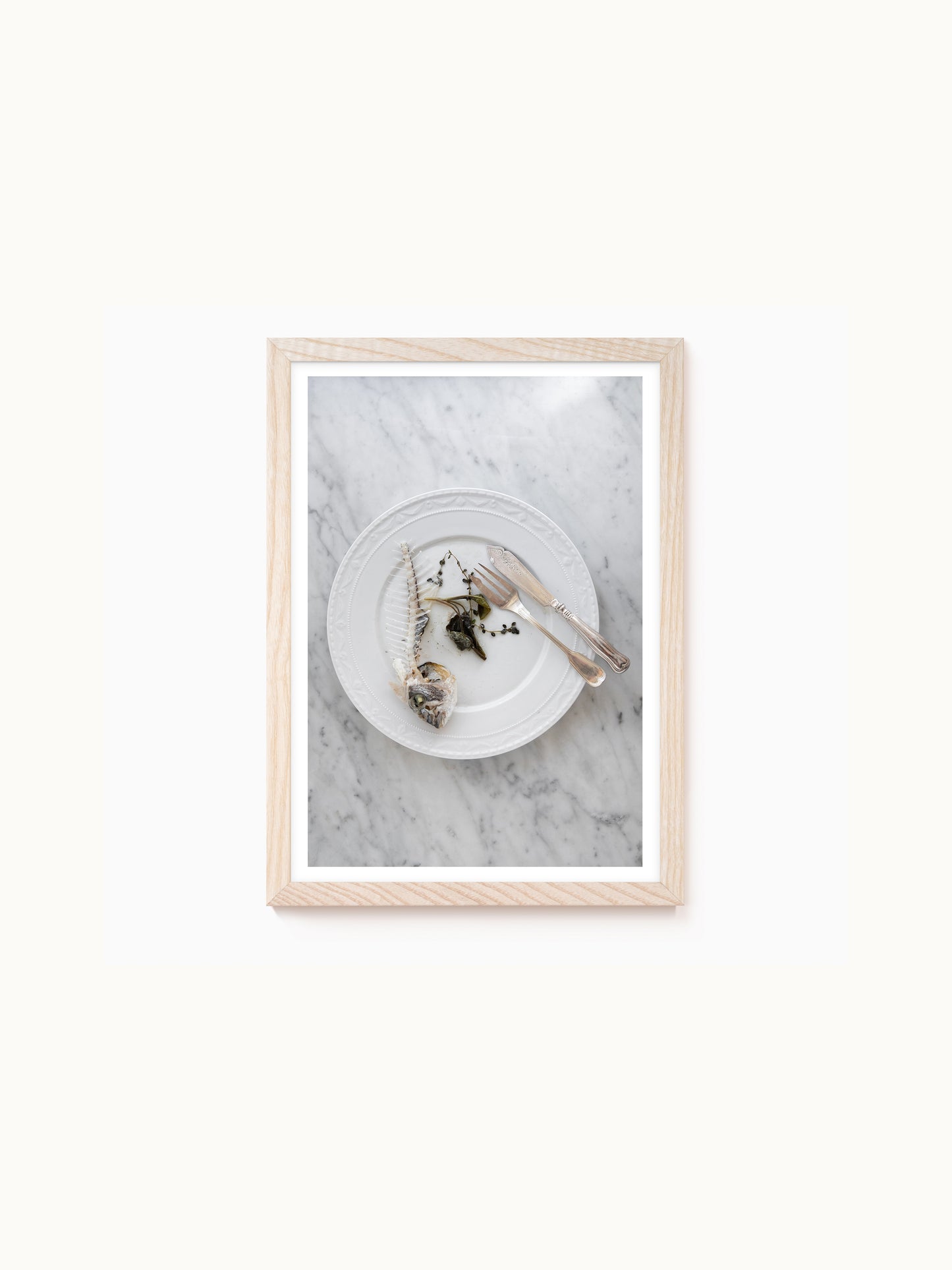 Fotografie-Print „Fischgräte auf weißem Porzellan“ von Saint John