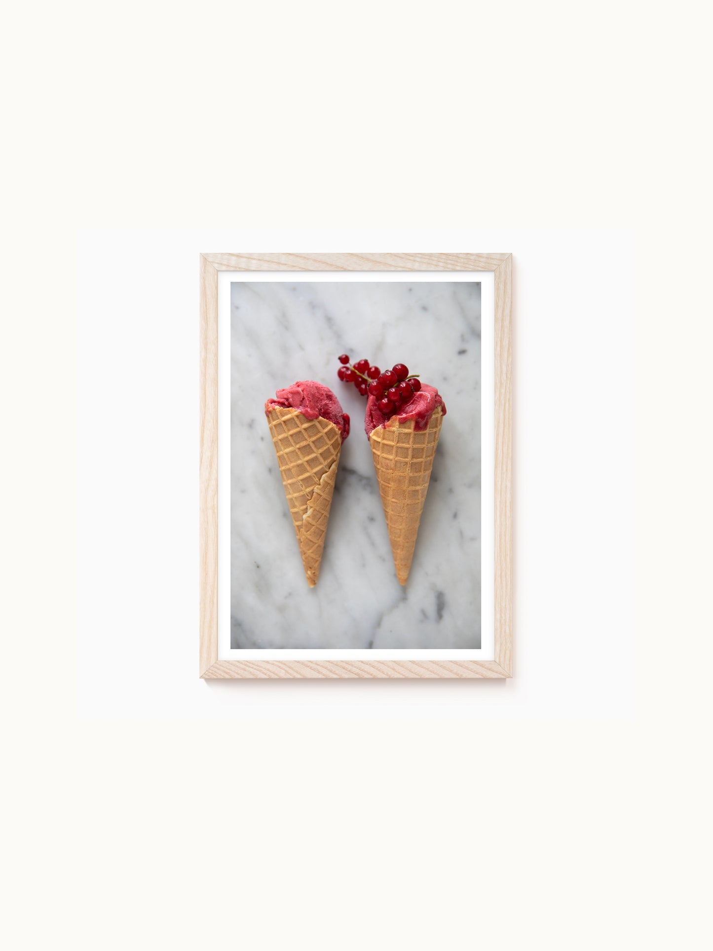 Fotografie-Print „Johannisbeereis im Cornetto für zwei“ von Saint John