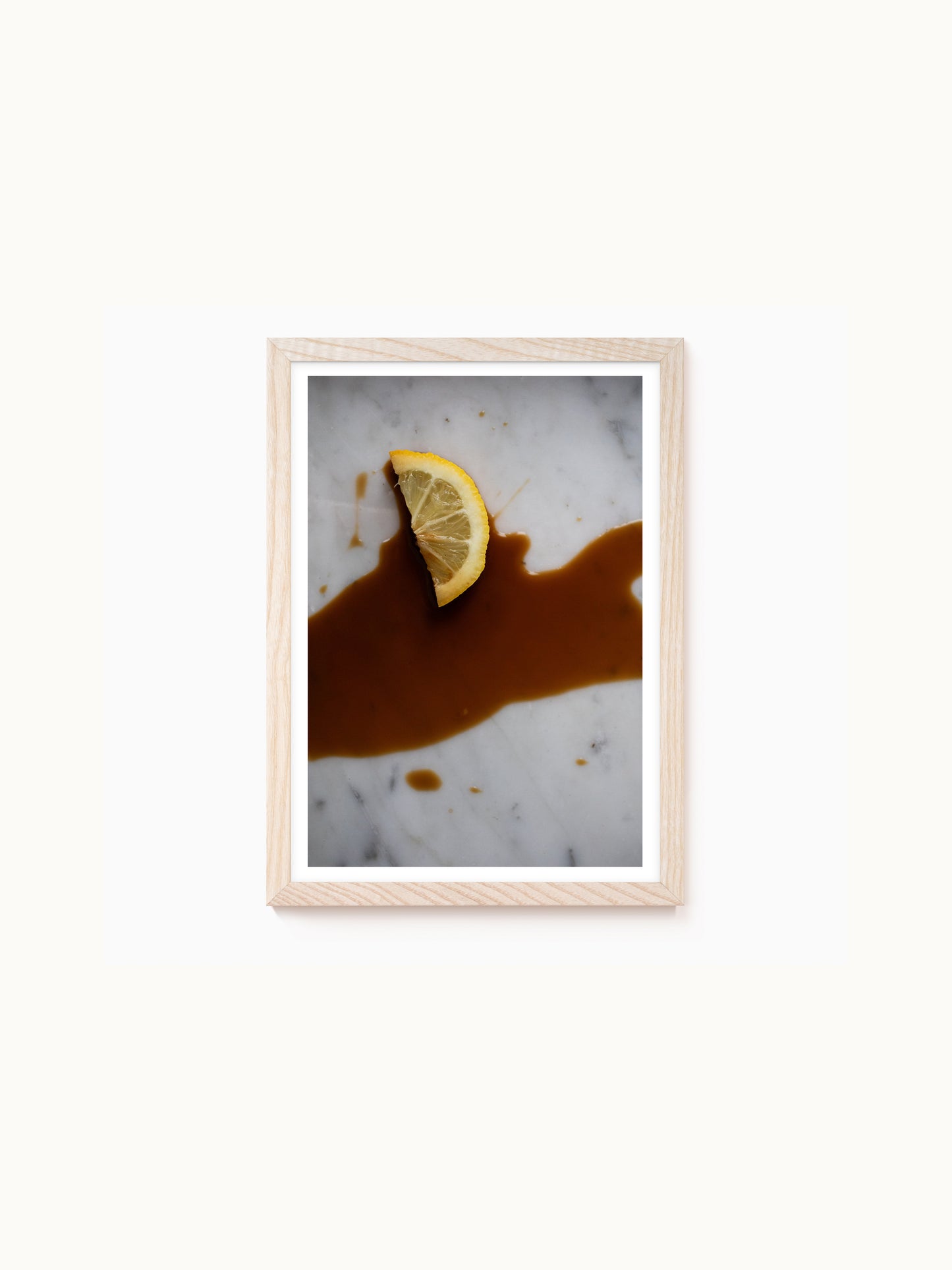 Fotografie-Print „Kaffee und Zitrone, wenn’s mal spät geworden ist“ von Saint John