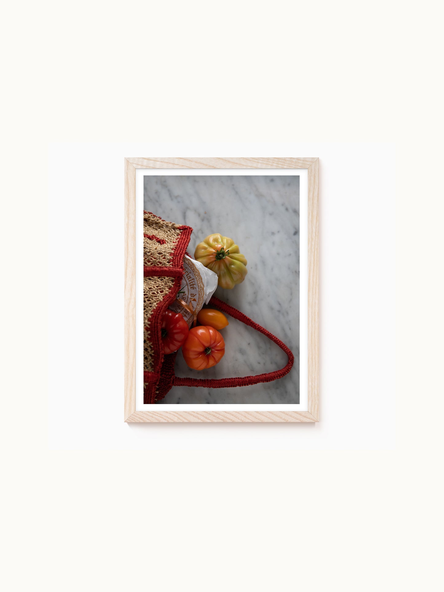 Fotografie-Print „Korbtasche mit reifen Tomaten und Mandelkuchen“ von Saint John