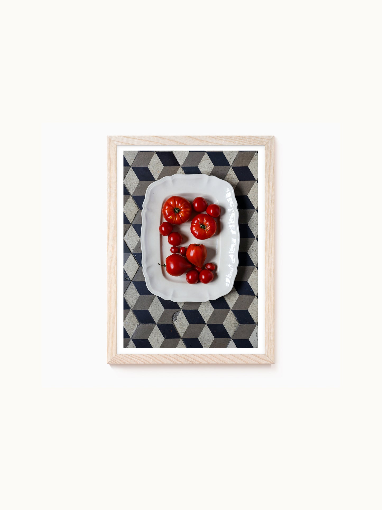 Fotografie-Print „Platte mit reifen Tomaten auf schwarz-weißen Fliesen“ von Saint John