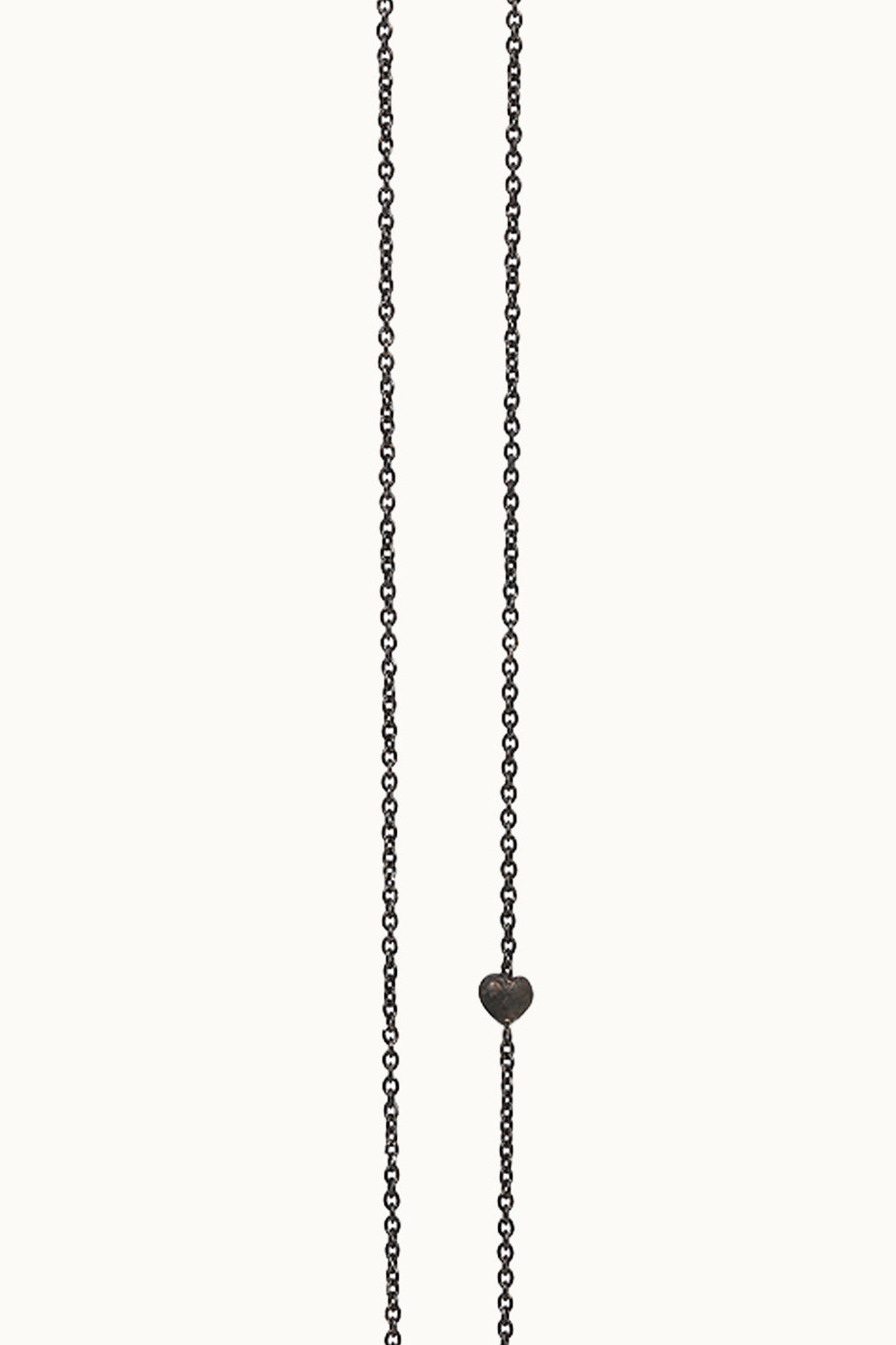 Kette mit Faust | Gelbgold-plattiertes & oxidiertes Silber von Sarah Cossham