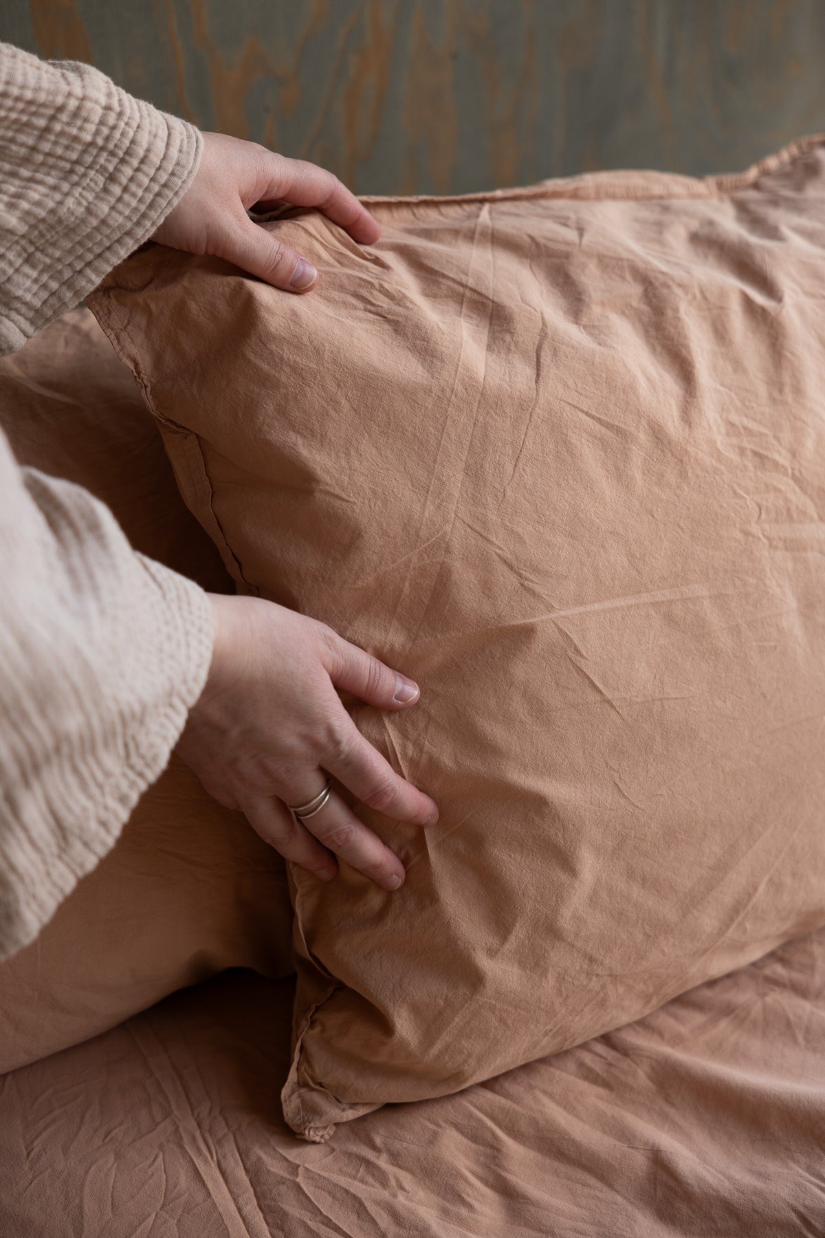 Kopfkissenbezug Crinkle 40x80 cm | Peach Pink von Smaland