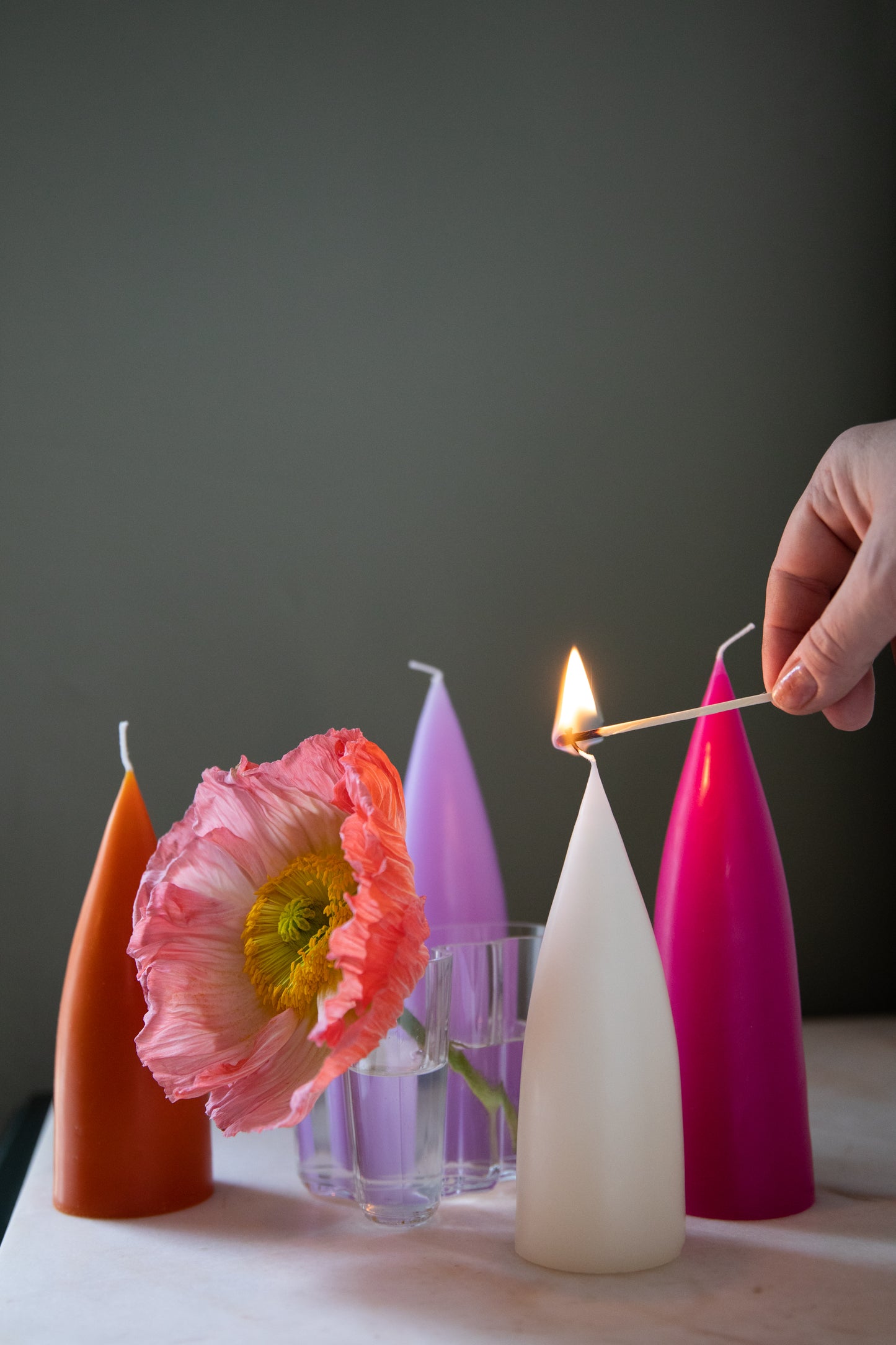 Kegelkerze Cone in Olive | Handgetaucht von Kunstindustrien