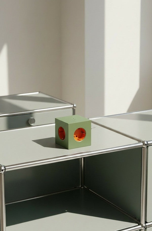 Square 2 | Design Mehrfachsteckdose für die Wand & USB-C in Gecko Bloom von AVOLT
