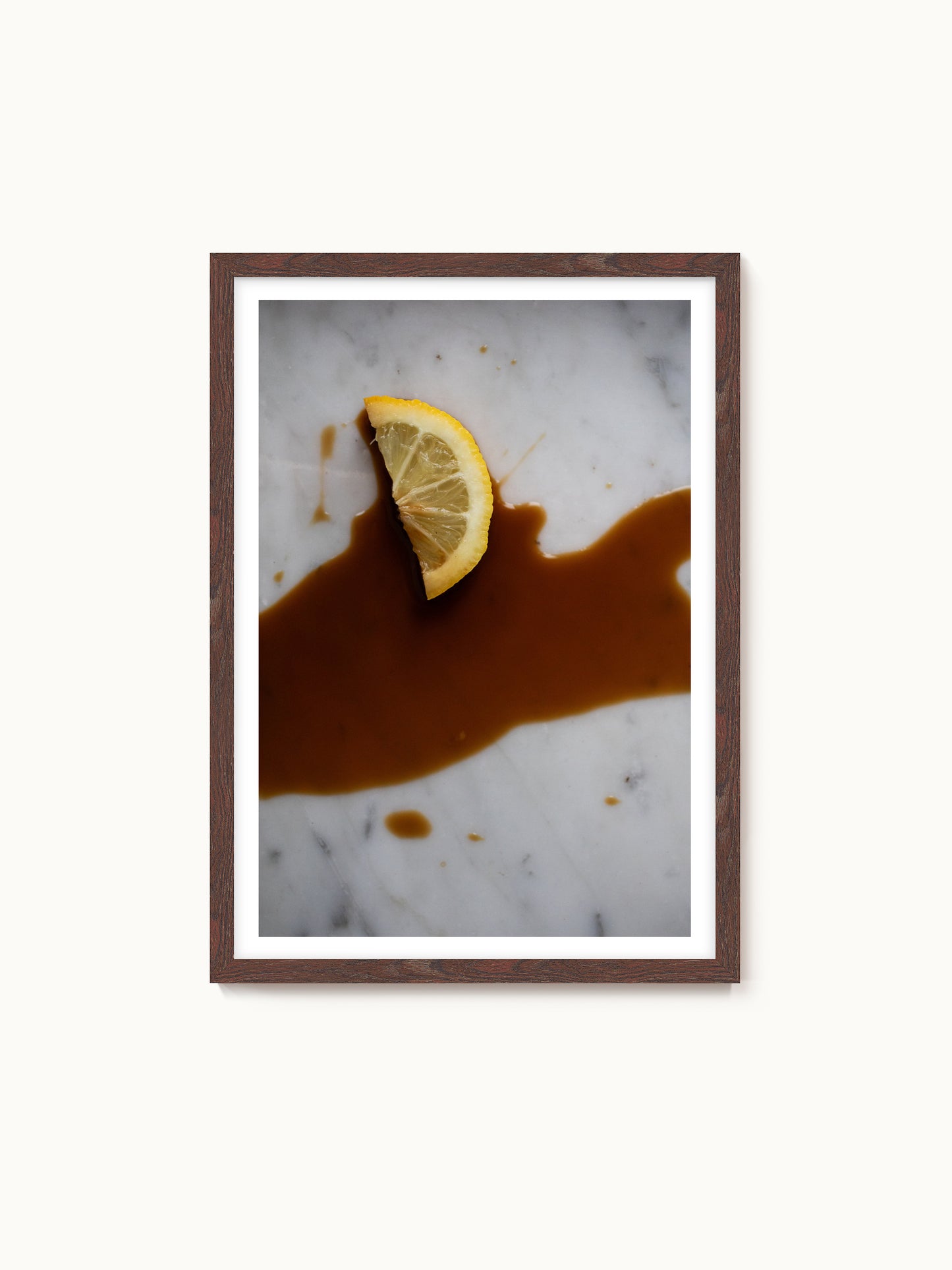 Fotografie-Print „Kaffee und Zitrone, wenn’s mal spät geworden ist“ von Saint John