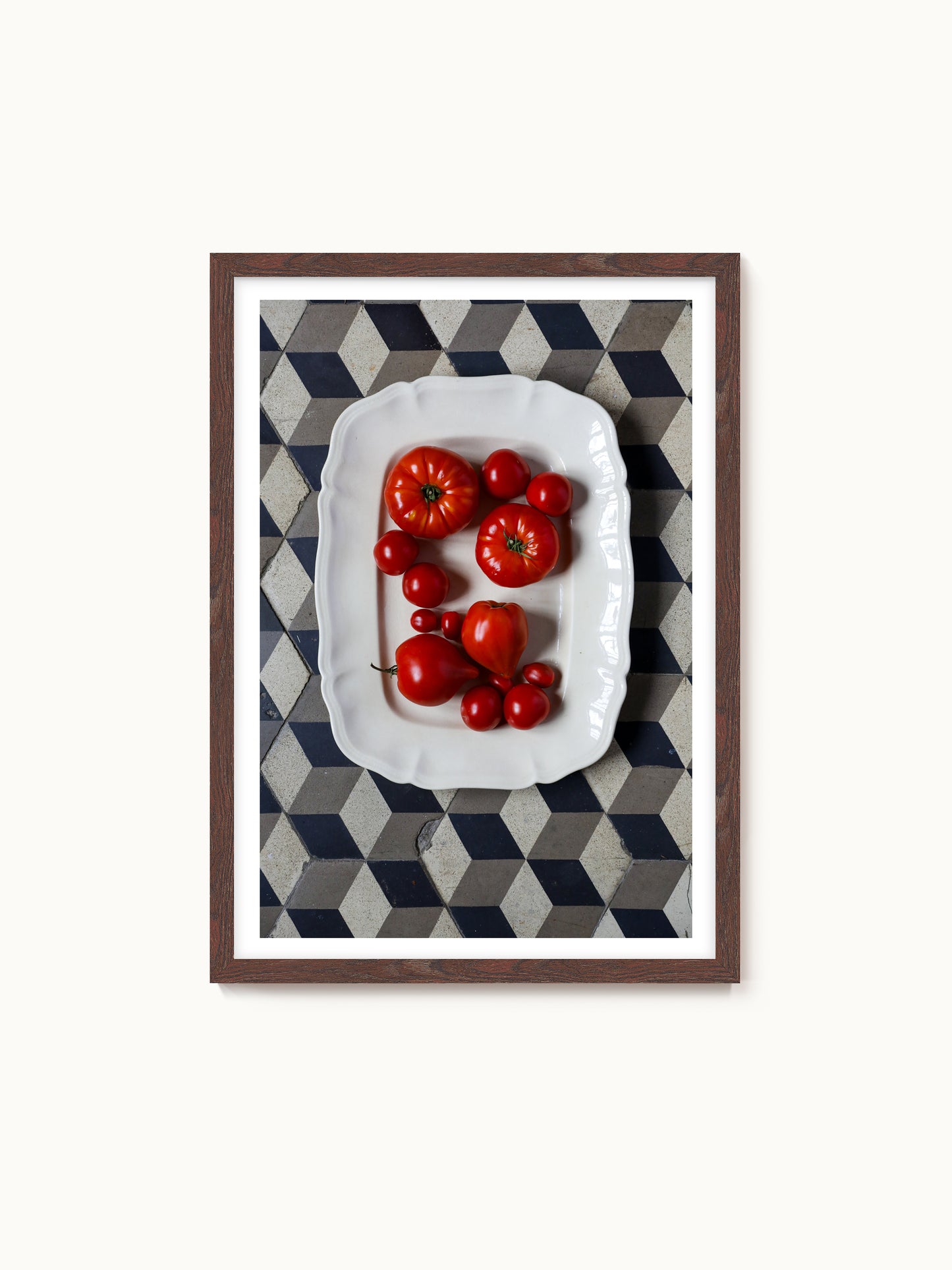 Fotografie-Print „Platte mit reifen Tomaten auf schwarz-weißen Fliesen“ von Saint John