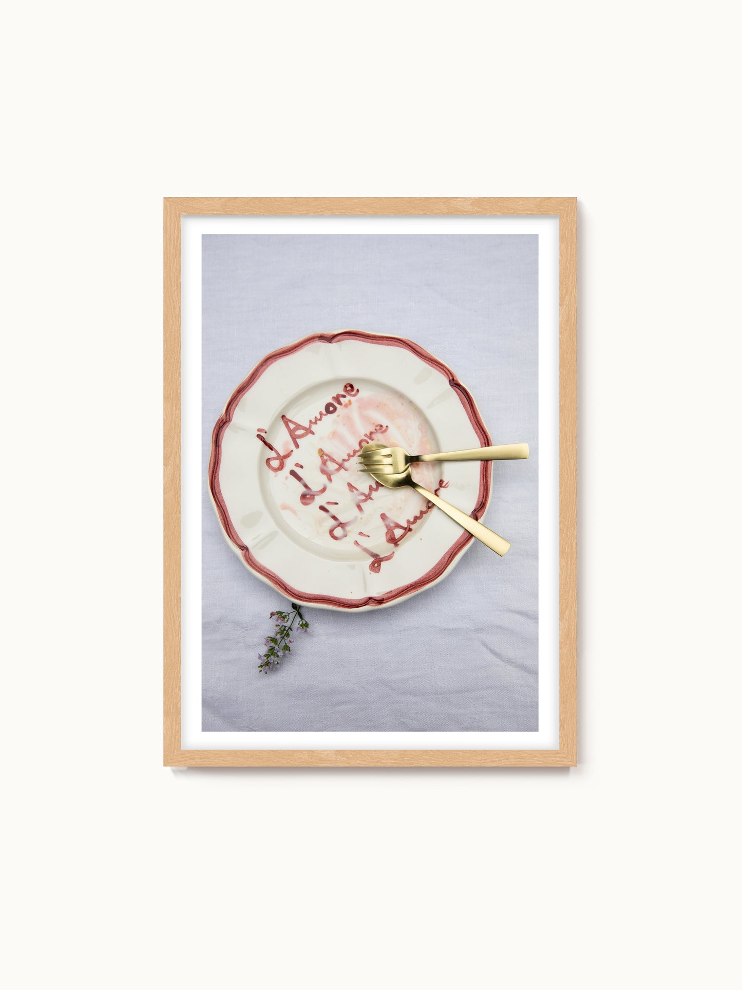 Fotografie-Print „Amore, Amore, Amore: Teller mit Nachtisch“ von Saint John
