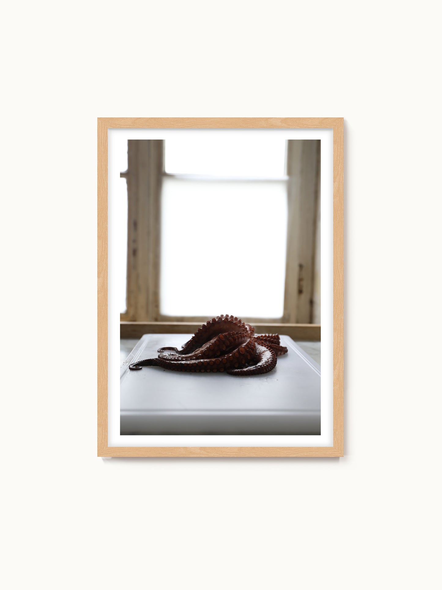 Fotografie-Print „Tintenfisch auf Marmor" von Saint John
