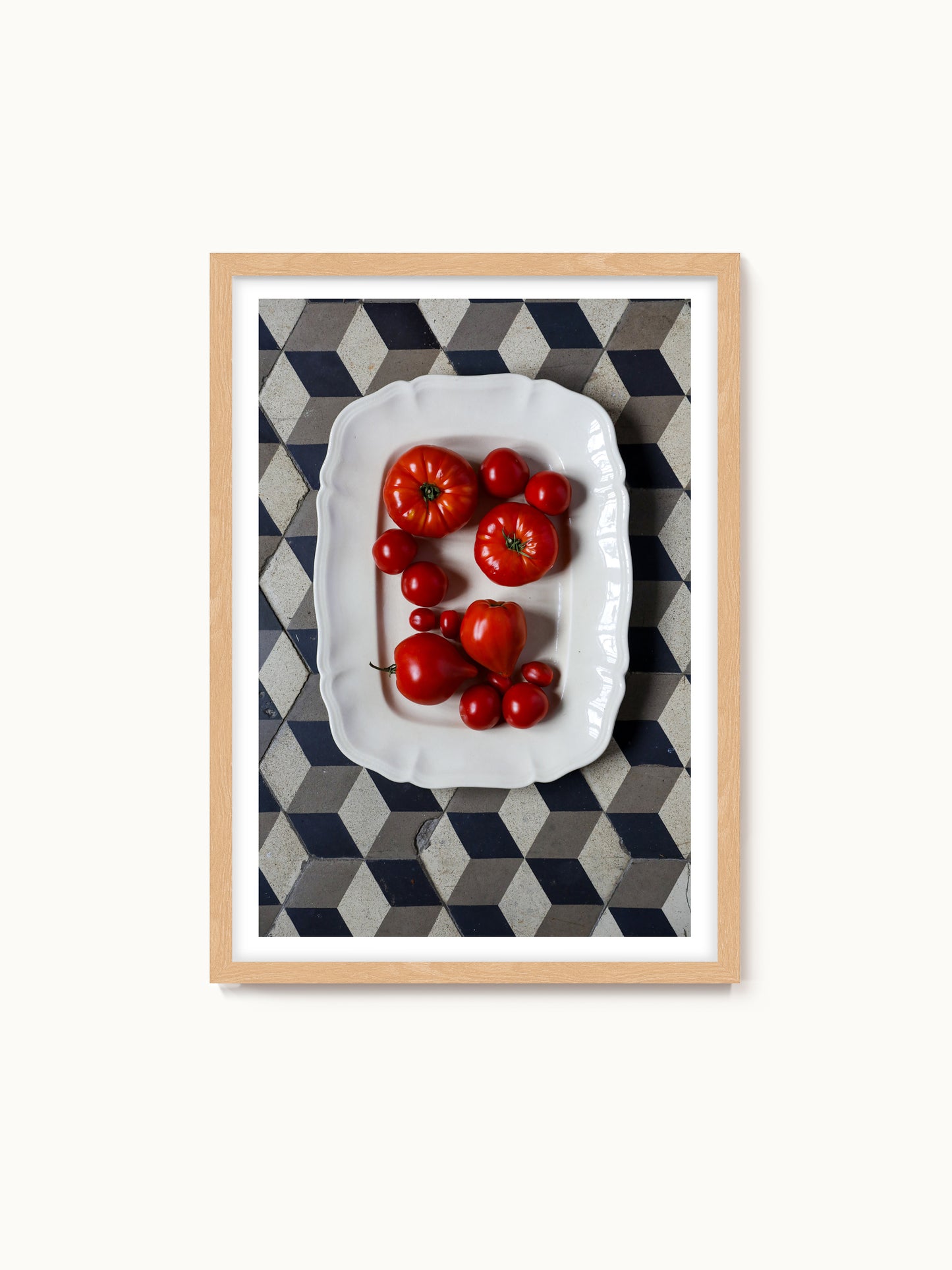 Fotografie-Print „Platte mit reifen Tomaten auf schwarz-weißen Fliesen“ von Saint John