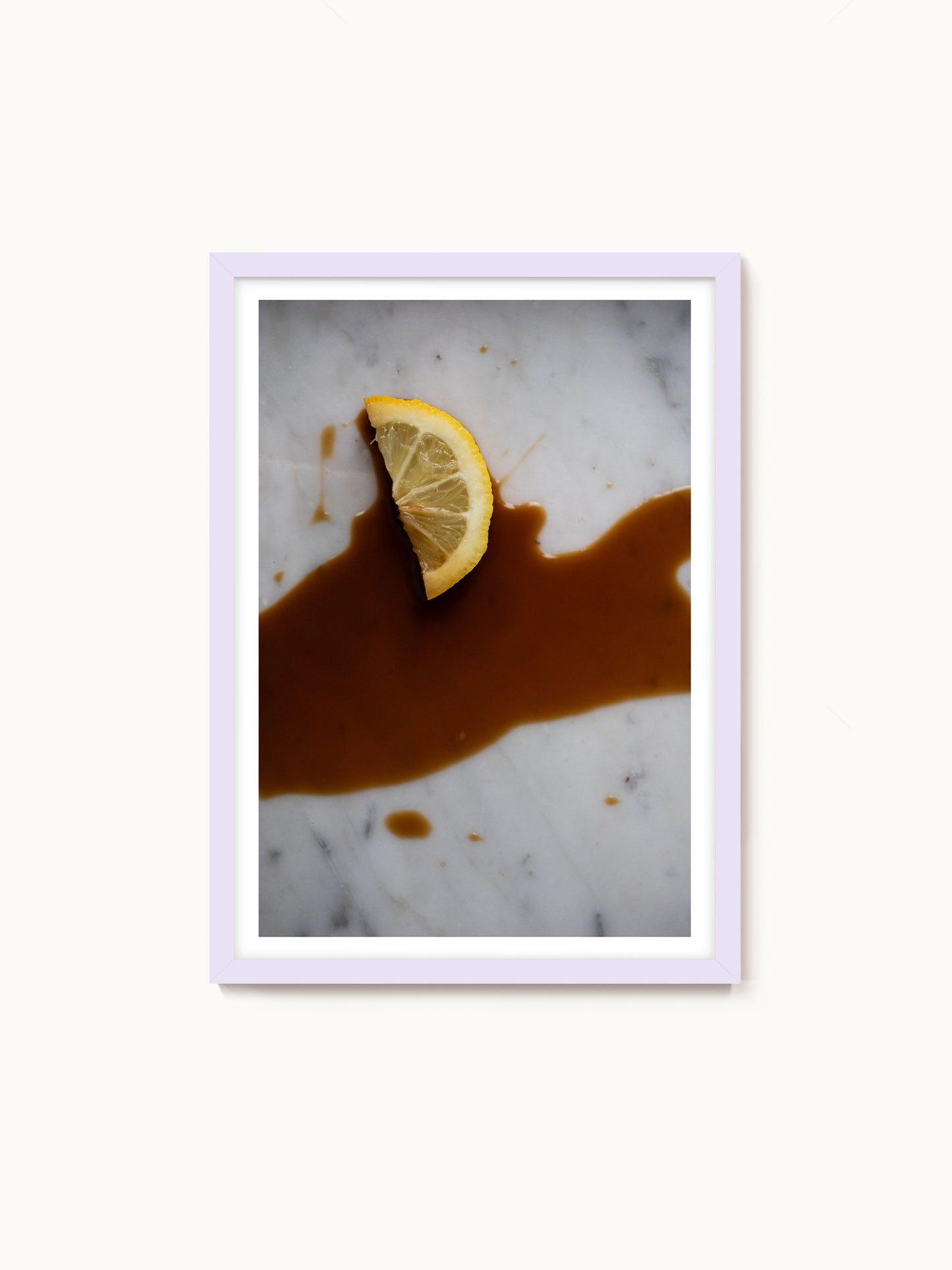 Fotografie-Print „Kaffee und Zitrone, wenn’s mal spät geworden ist“ von Saint John