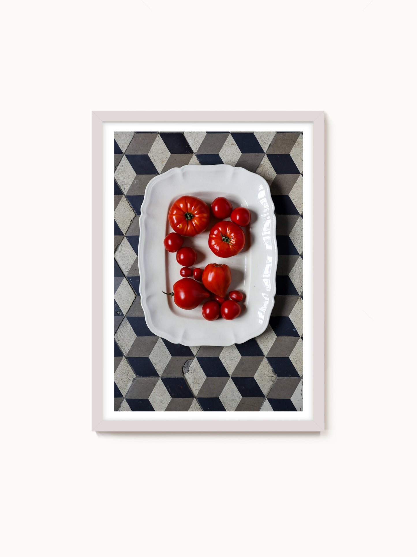 Fotografie-Print „Platte mit reifen Tomaten auf schwarz-weißen Fliesen“ von Saint John