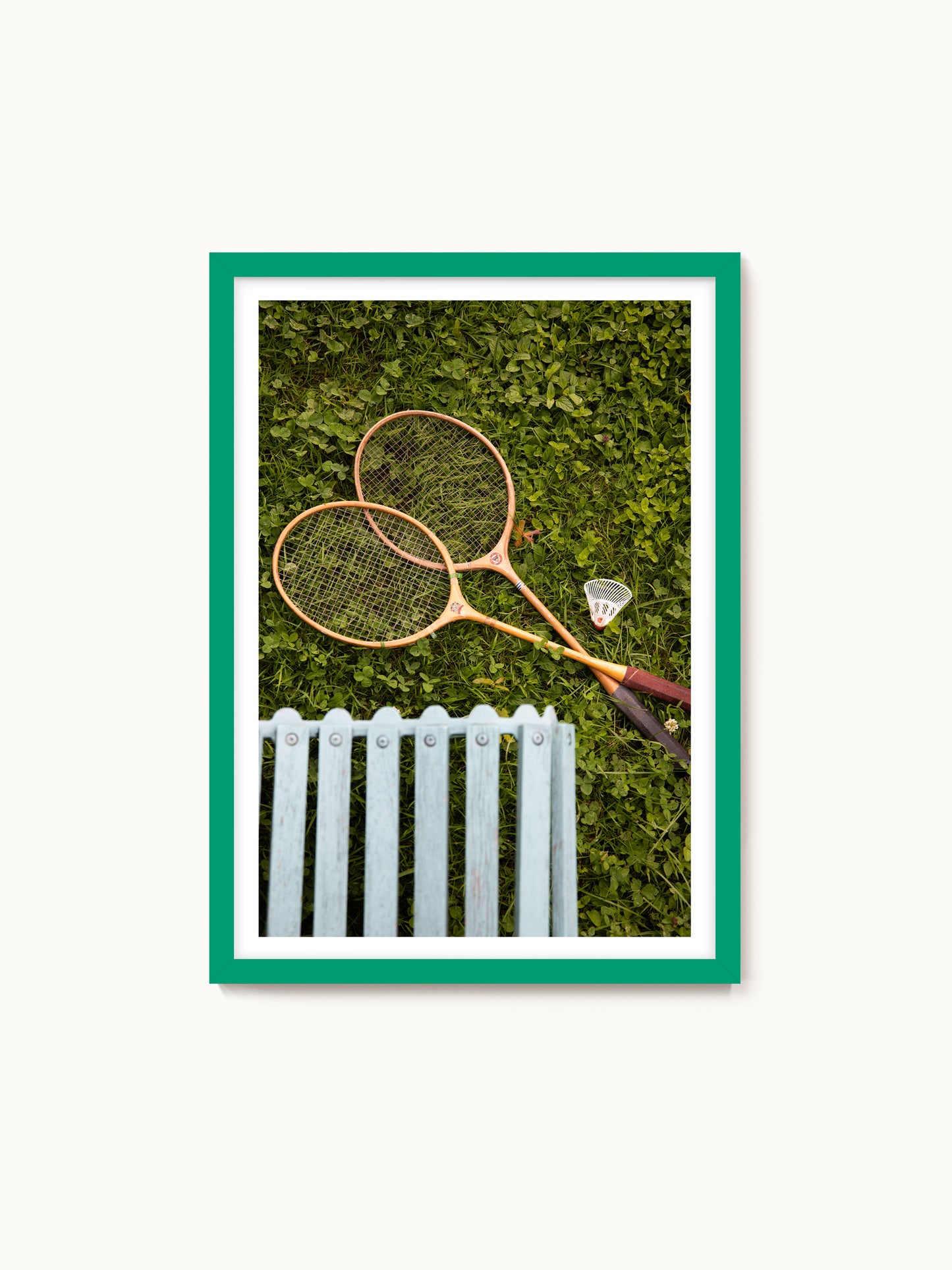 Fotografie-Print „Nach dem Spiel: Federballschläger auf dem Rasen“ von Saint John