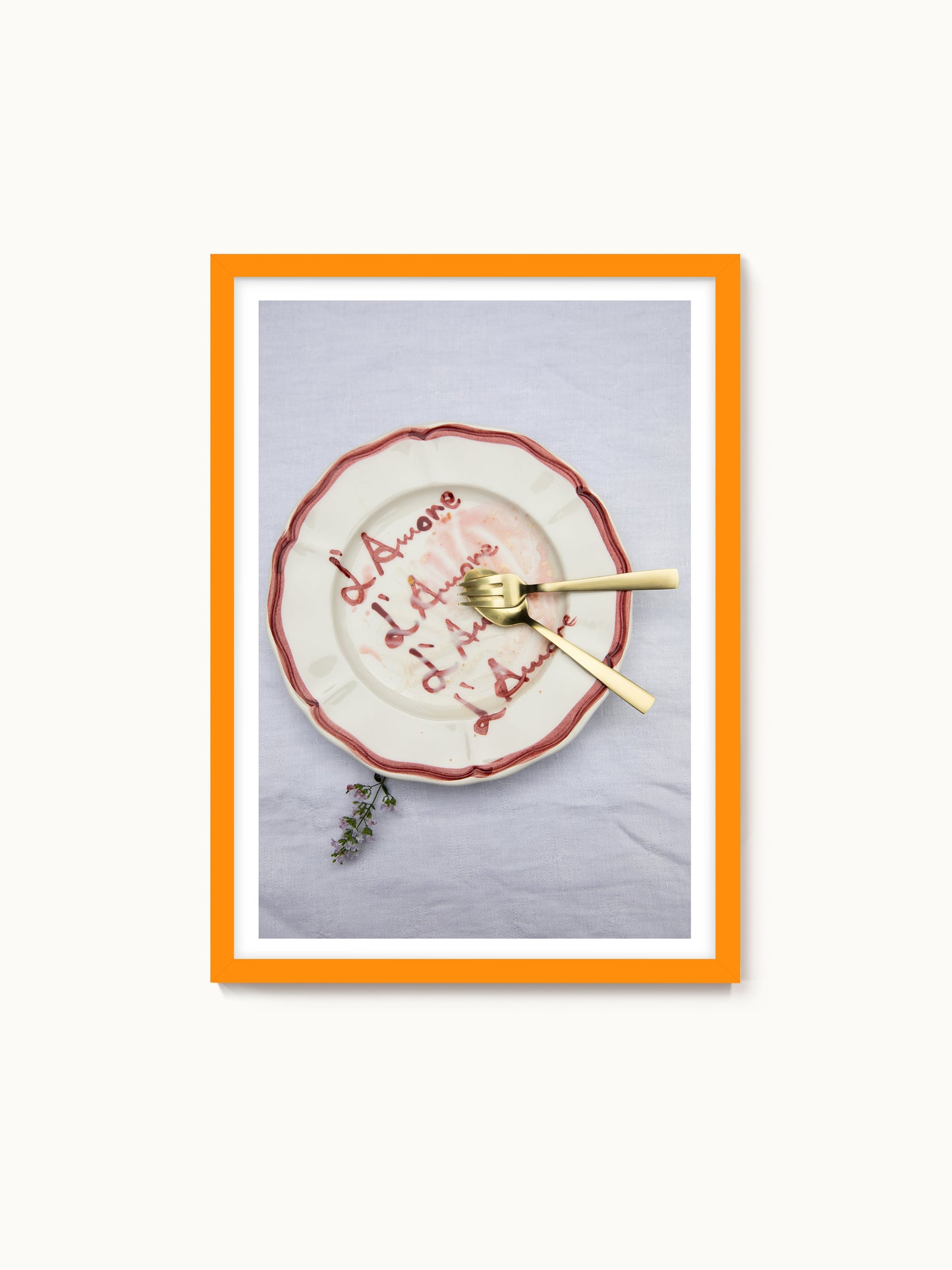 Fotografie-Print „Amore, Amore, Amore: Teller mit Nachtisch“ von Saint John