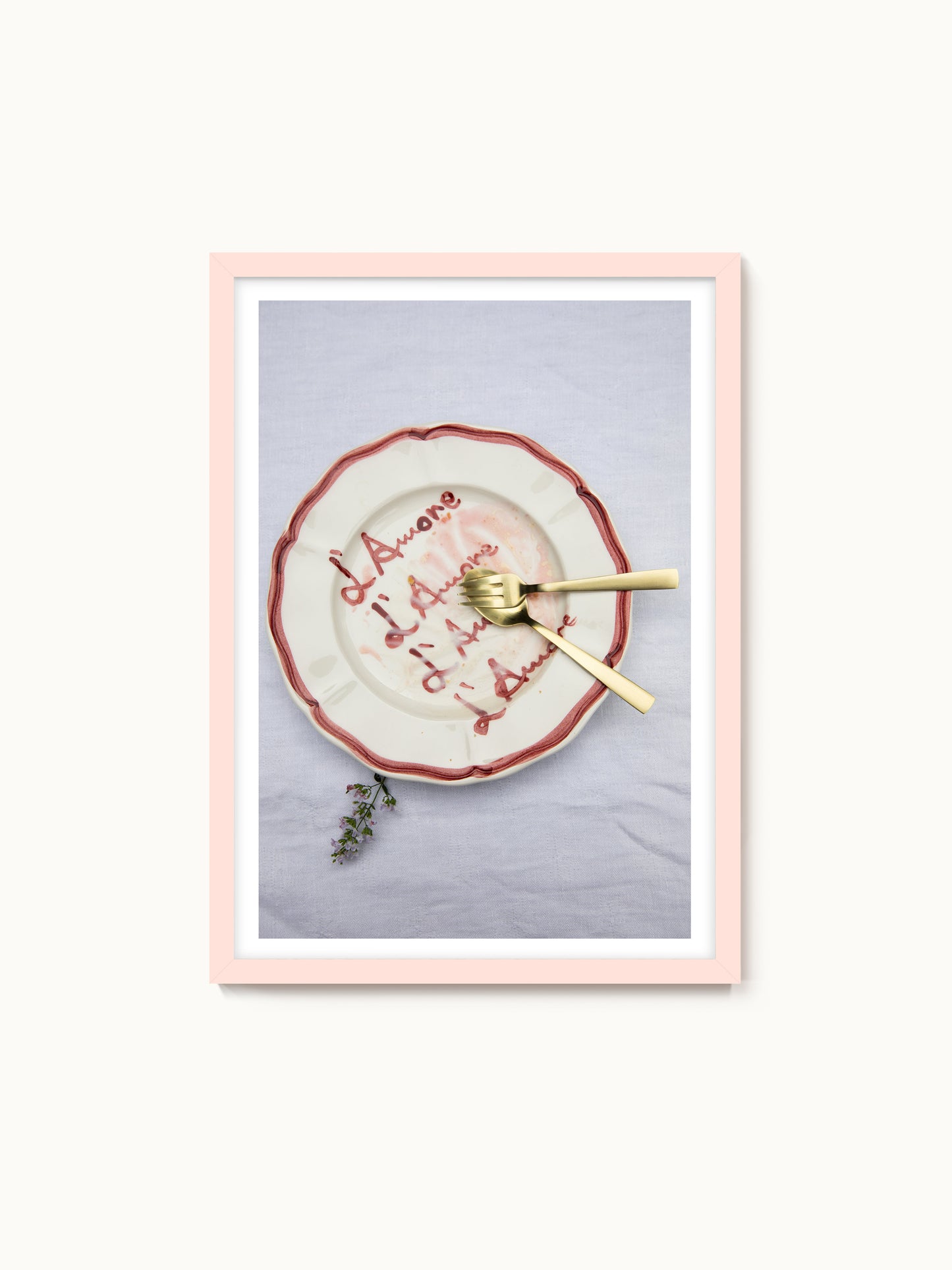 Fotografie-Print „Amore, Amore, Amore: Teller mit Nachtisch“ von Saint John