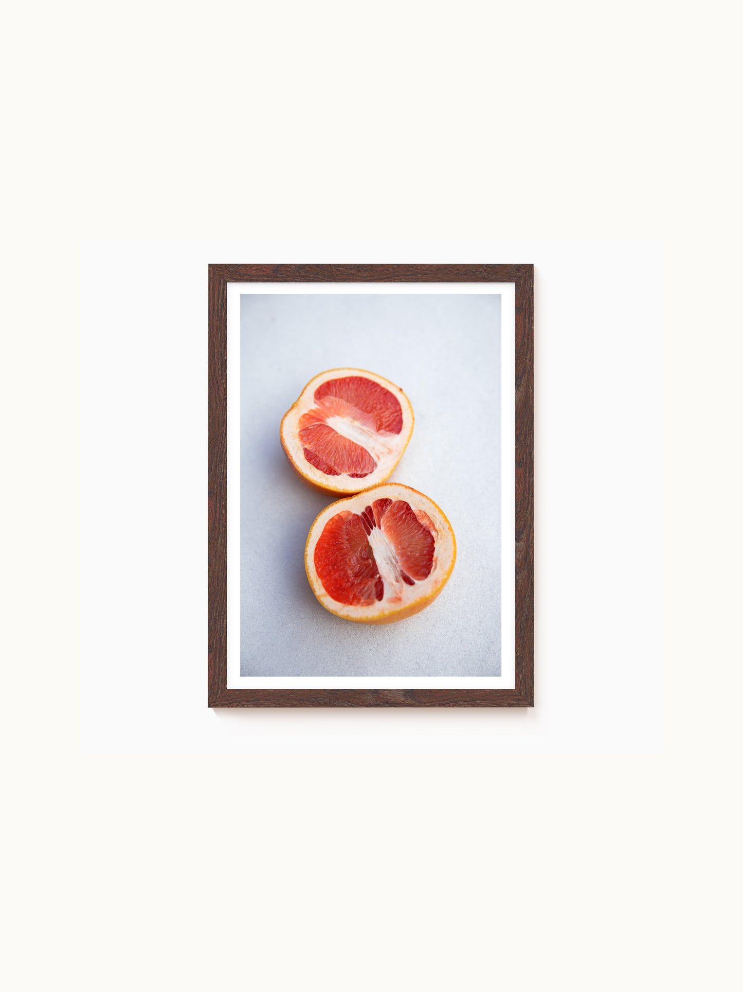 Fotografie-Print „Poppige Orange im Schnee“ von Saint John