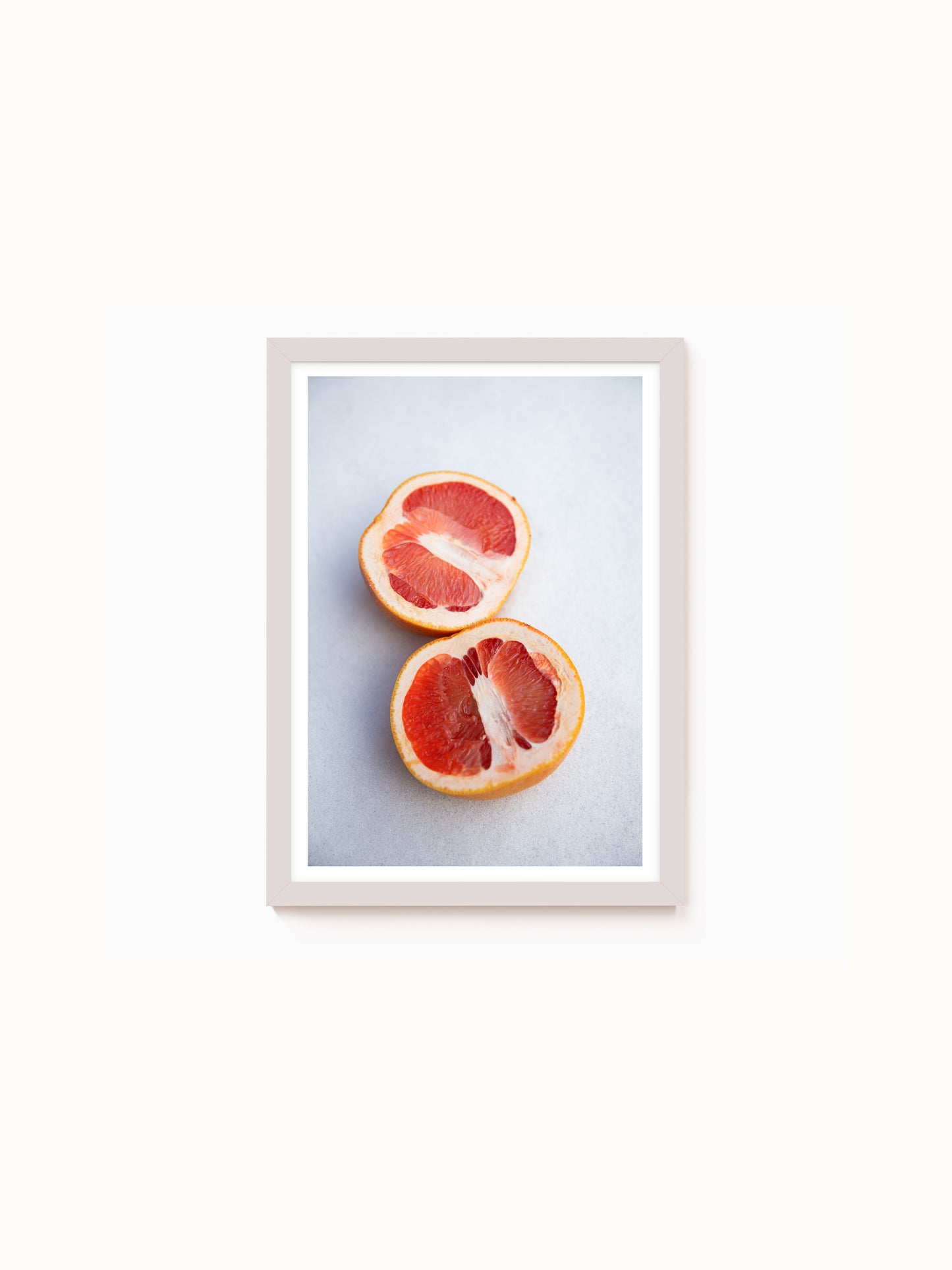 Fotografie-Print „Poppige Orange im Schnee“ von Saint John