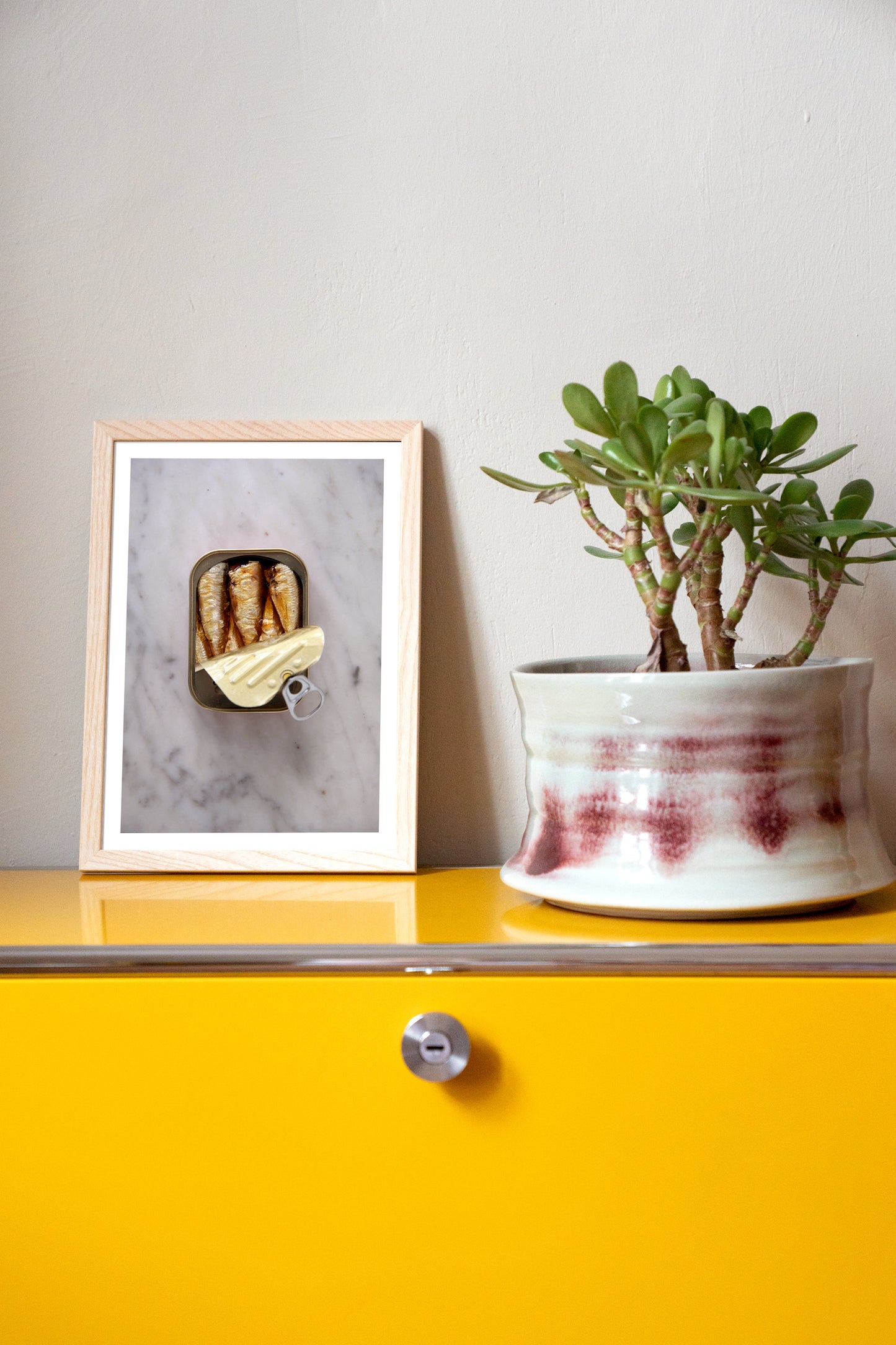 Fotografie-Print „Sardinen in goldener Dose in Öl“ von Saint John