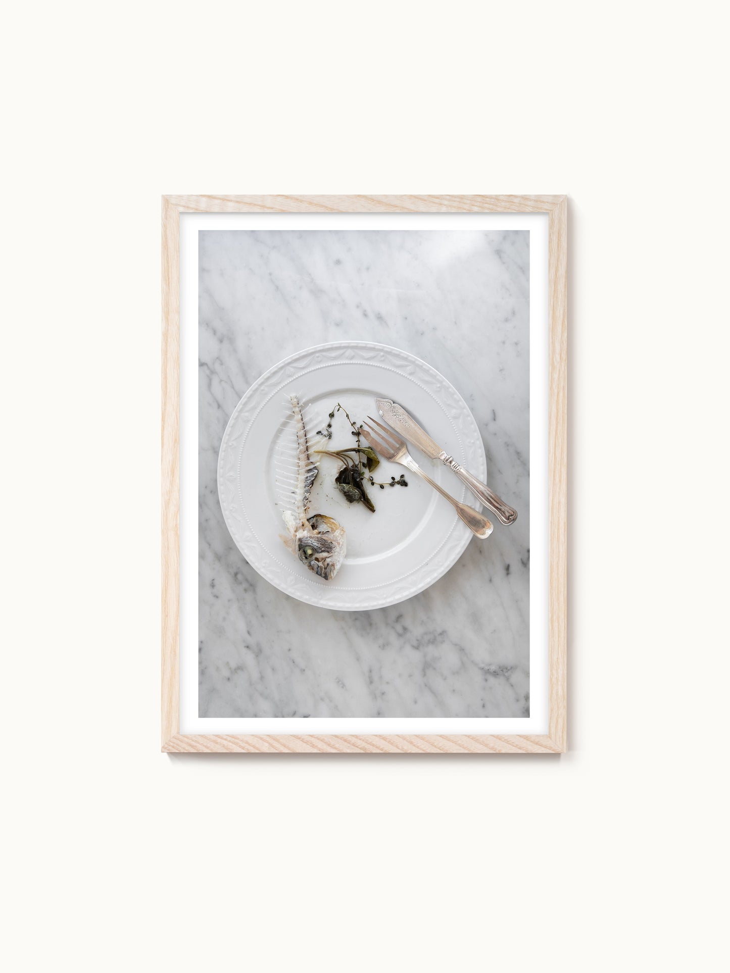 Fotografie-Print „Fischgräte auf weißem Porzellan“ von Saint John