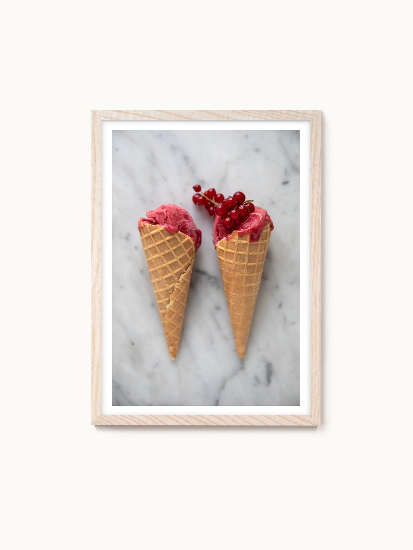 Fotografie-Print „Johannisbeereis im Cornetto für zwei“ von Saint John