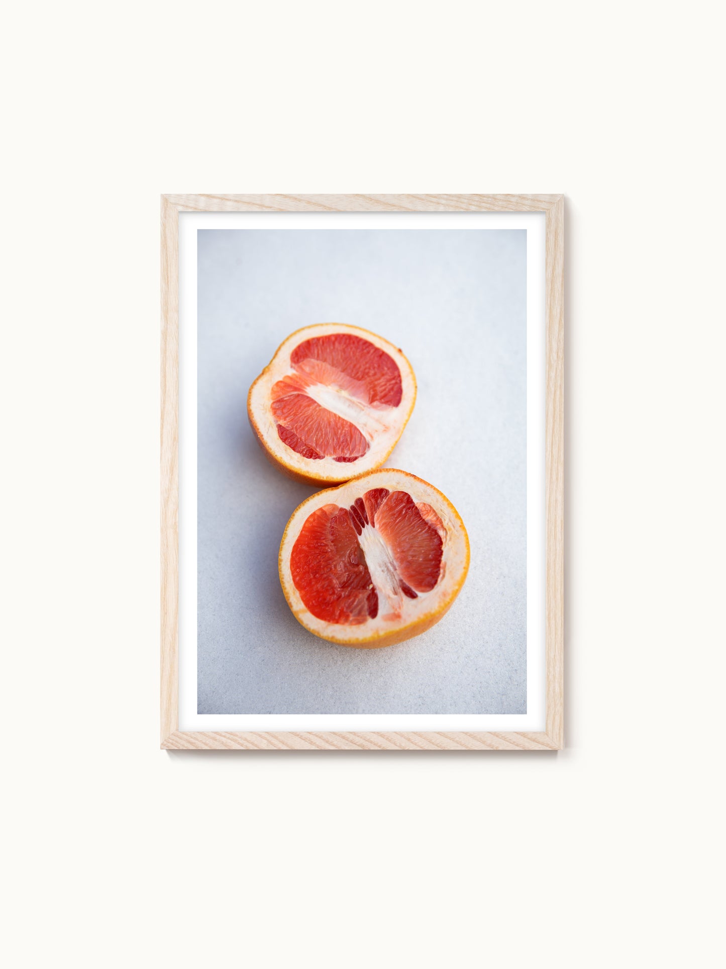 Fotografie-Print „Poppige Orange im Schnee“ von Saint John