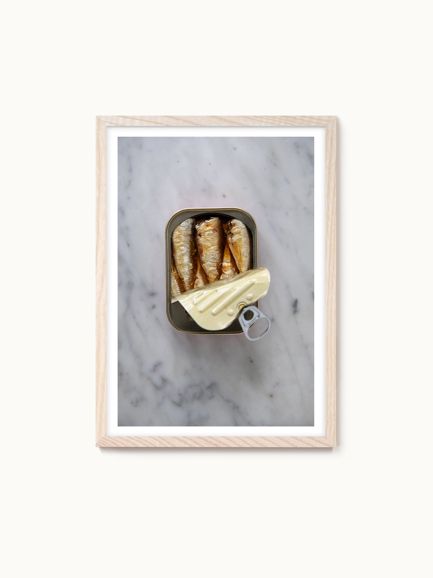 Fotografie-Print „Sardinen in goldener Dose in Öl“ von Saint John