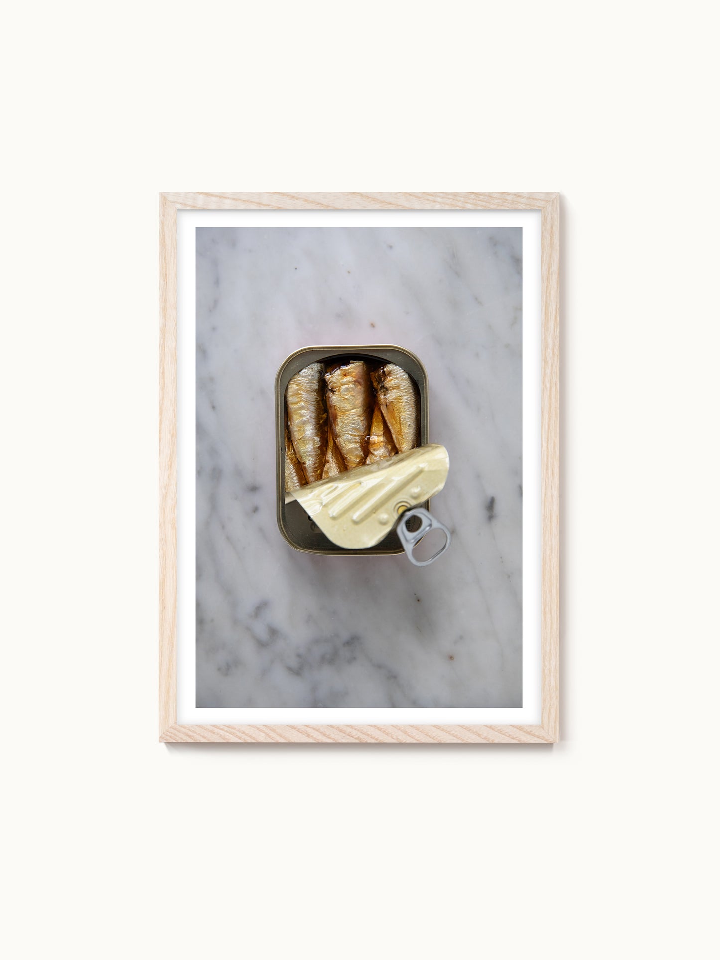 Fotografie-Print „Sardinen in goldener Dose in Öl“ von Saint John