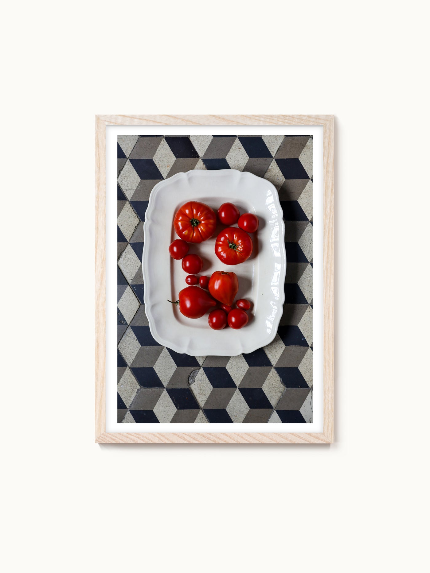 Fotografie-Print „Platte mit reifen Tomaten auf schwarz-weißen Fliesen“ von Saint John