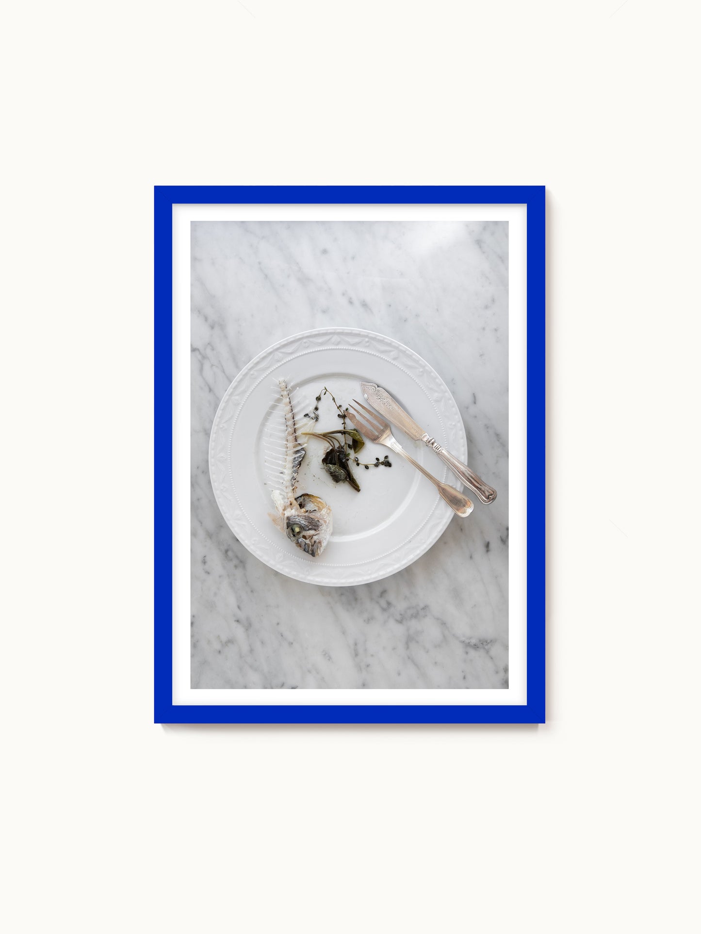 Fotografie-Print „Fischgräte auf weißem Porzellan“ von Saint John