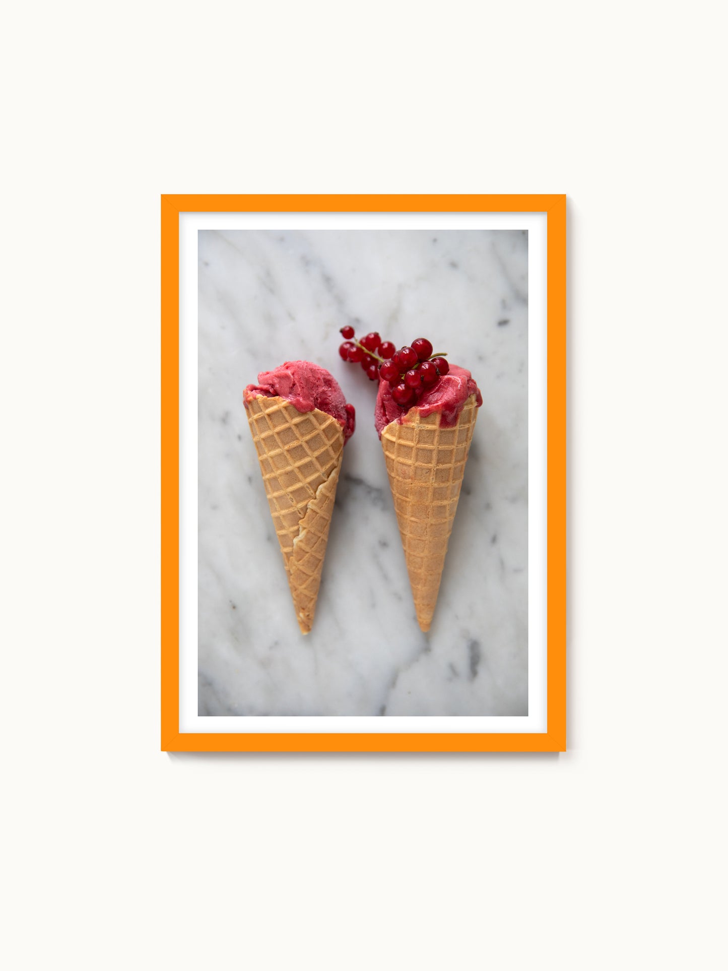 Fotografie-Print „Johannisbeereis im Cornetto für zwei“ von Saint John