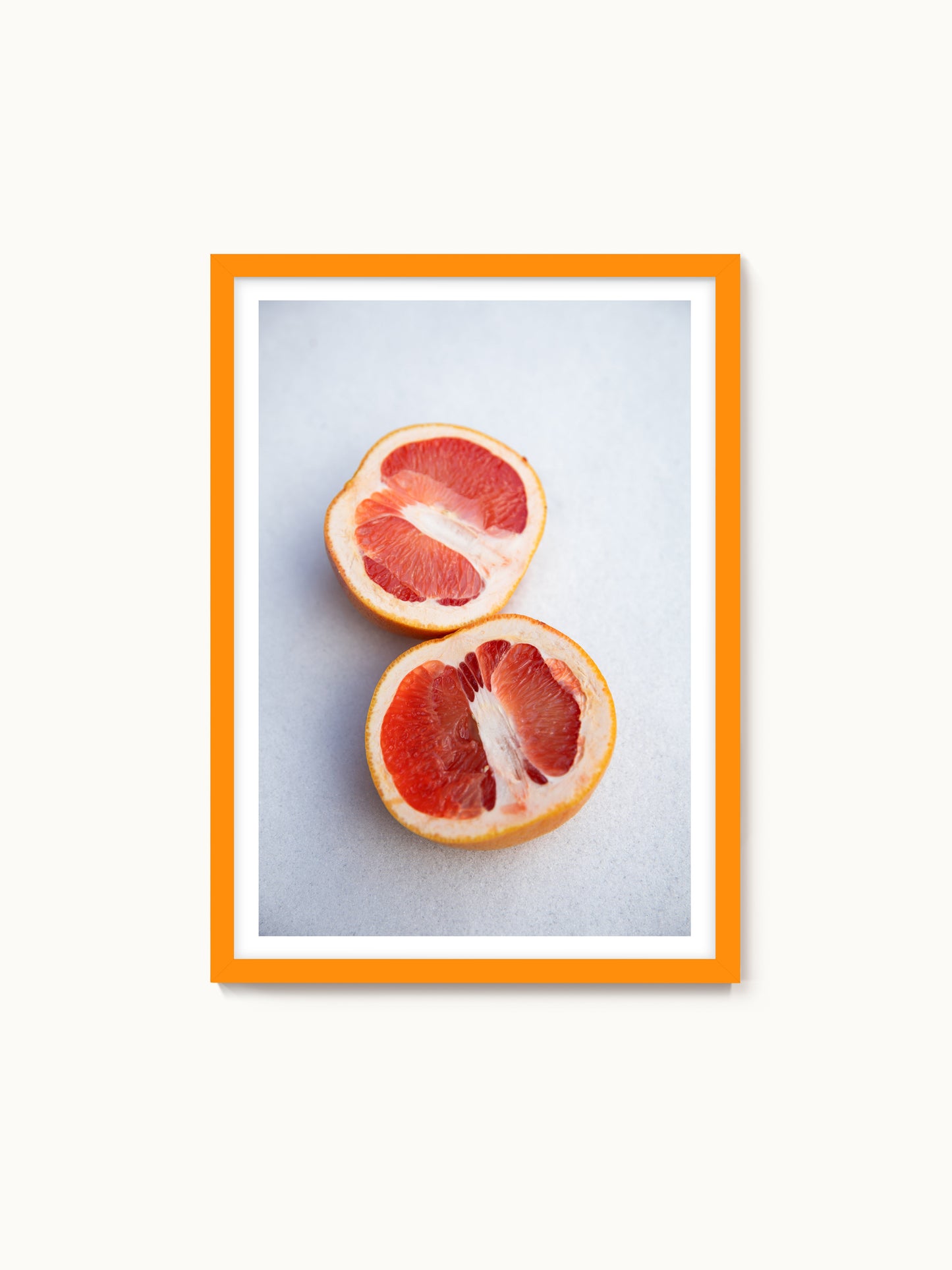 Fotografie-Print „Poppige Orange im Schnee“ von Saint John