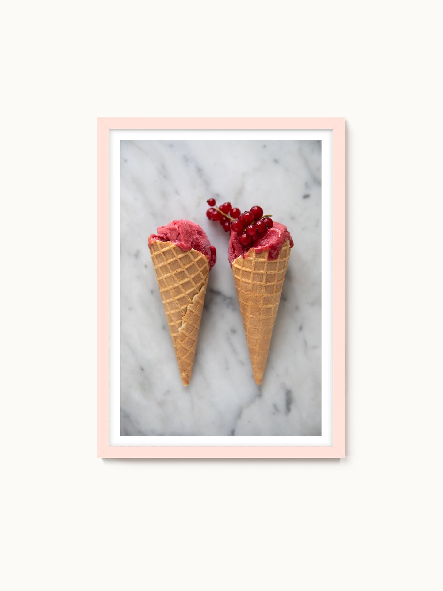 Fotografie-Print „Johannisbeereis im Cornetto für zwei“ von Saint John