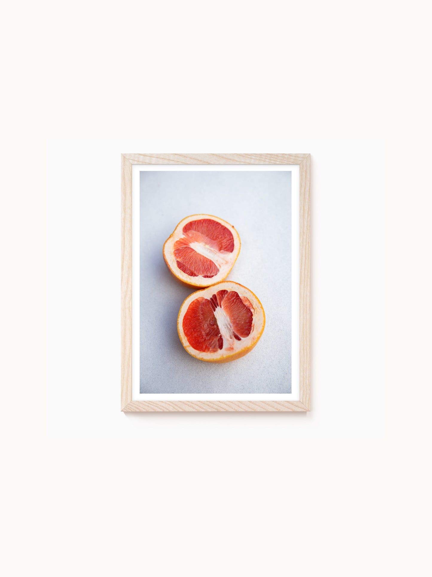 Fotografie-Print „Poppige Orange im Schnee“ von Saint John