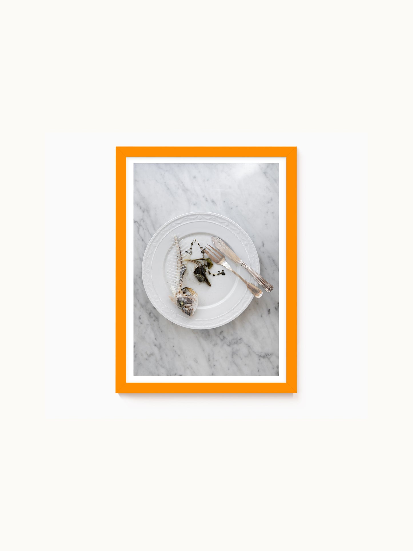 Fotografie-Print „Fischgräte auf weißem Porzellan“ von Saint John