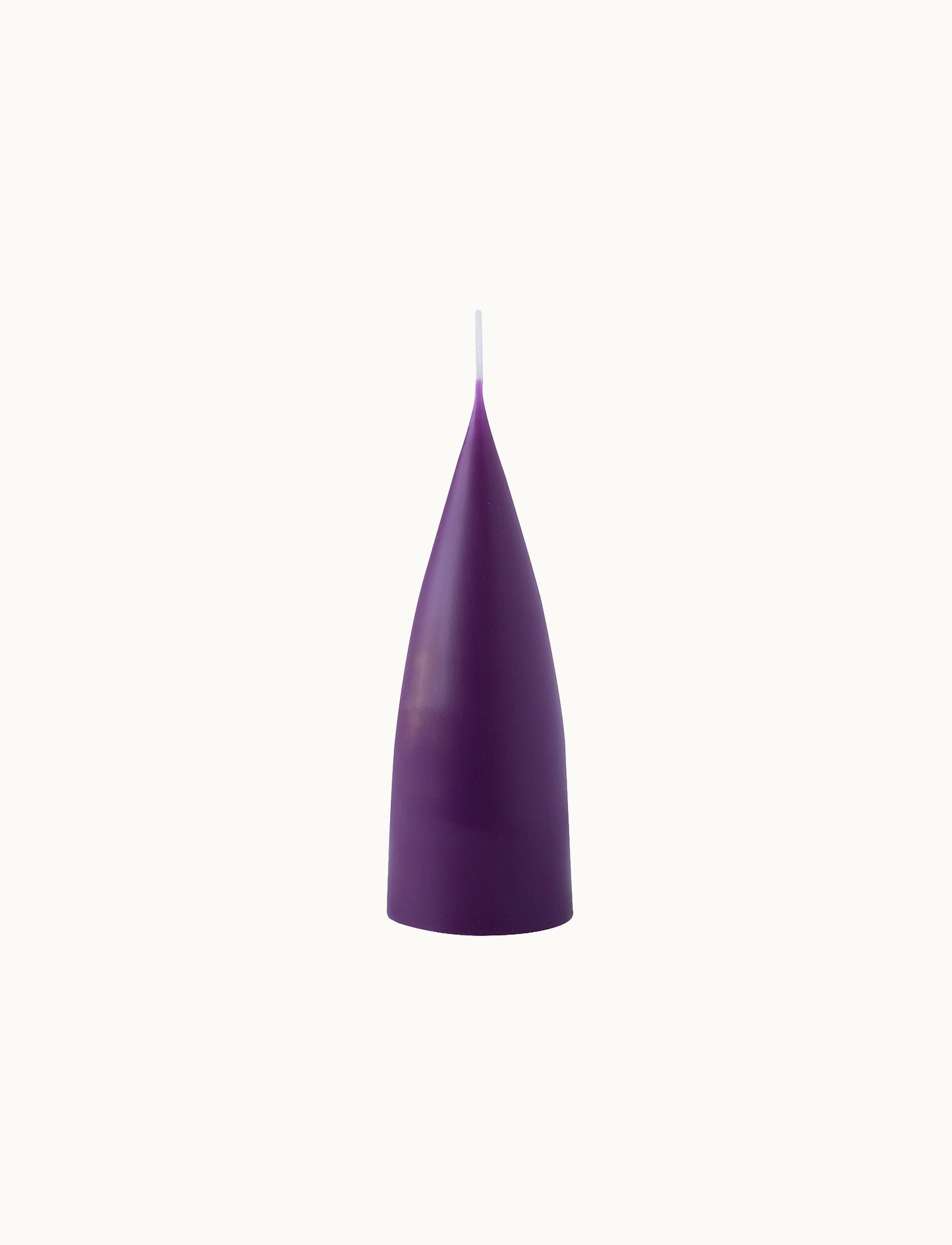 Kegelkerze Cone in Violet | Handgetaucht von Kunstindustrien
