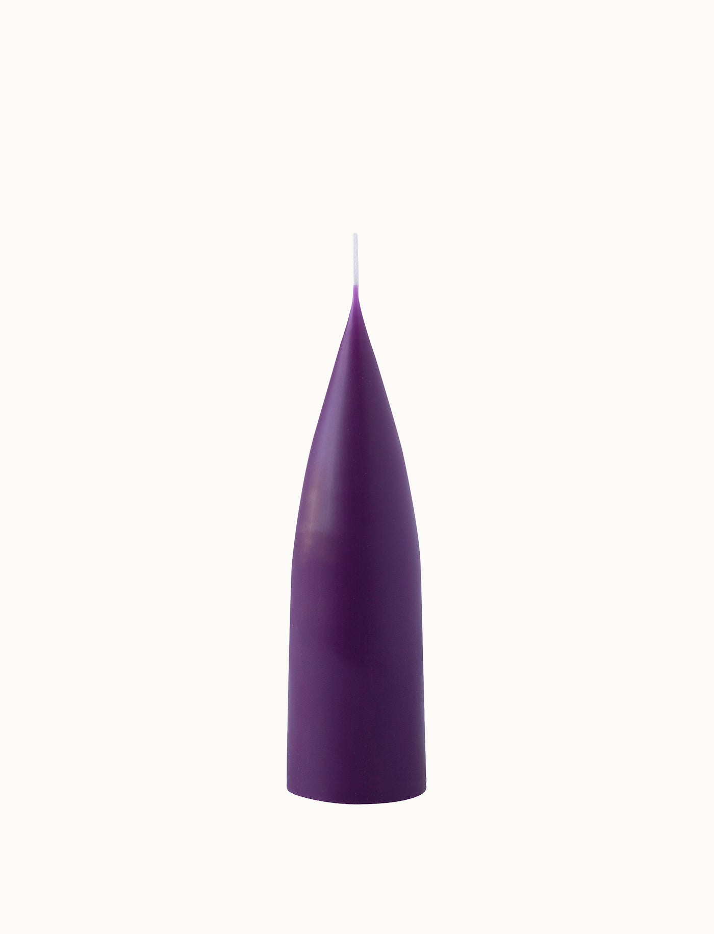 Kegelkerze Cone in Violet | Handgetaucht von Kunstindustrien