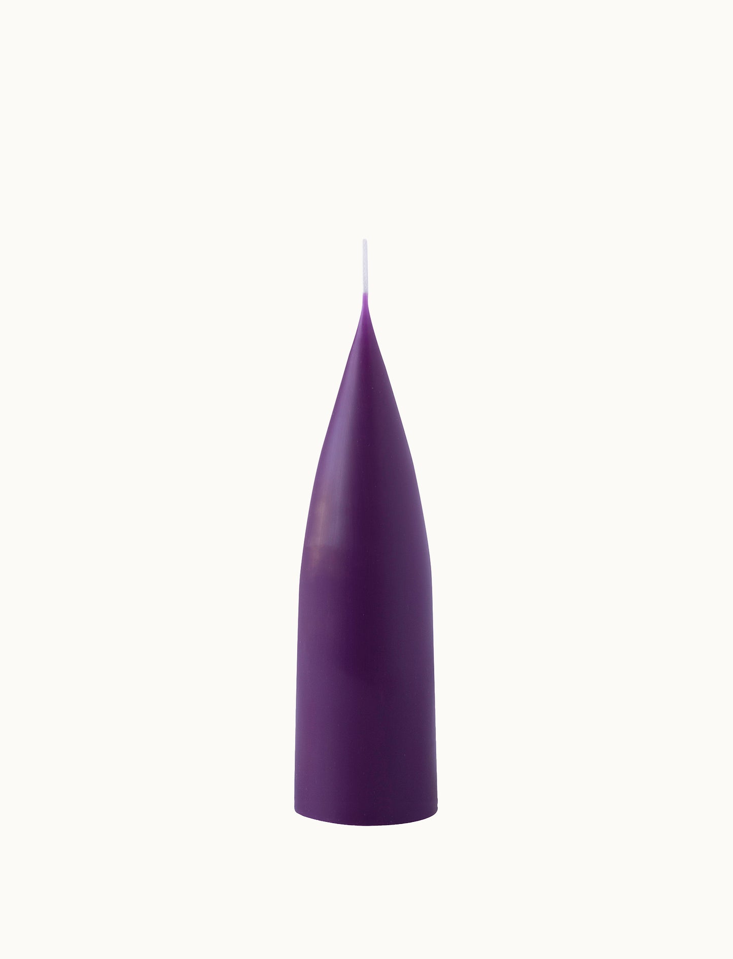 Kegelkerze Cone in Violet | Handgetaucht von Kunstindustrien