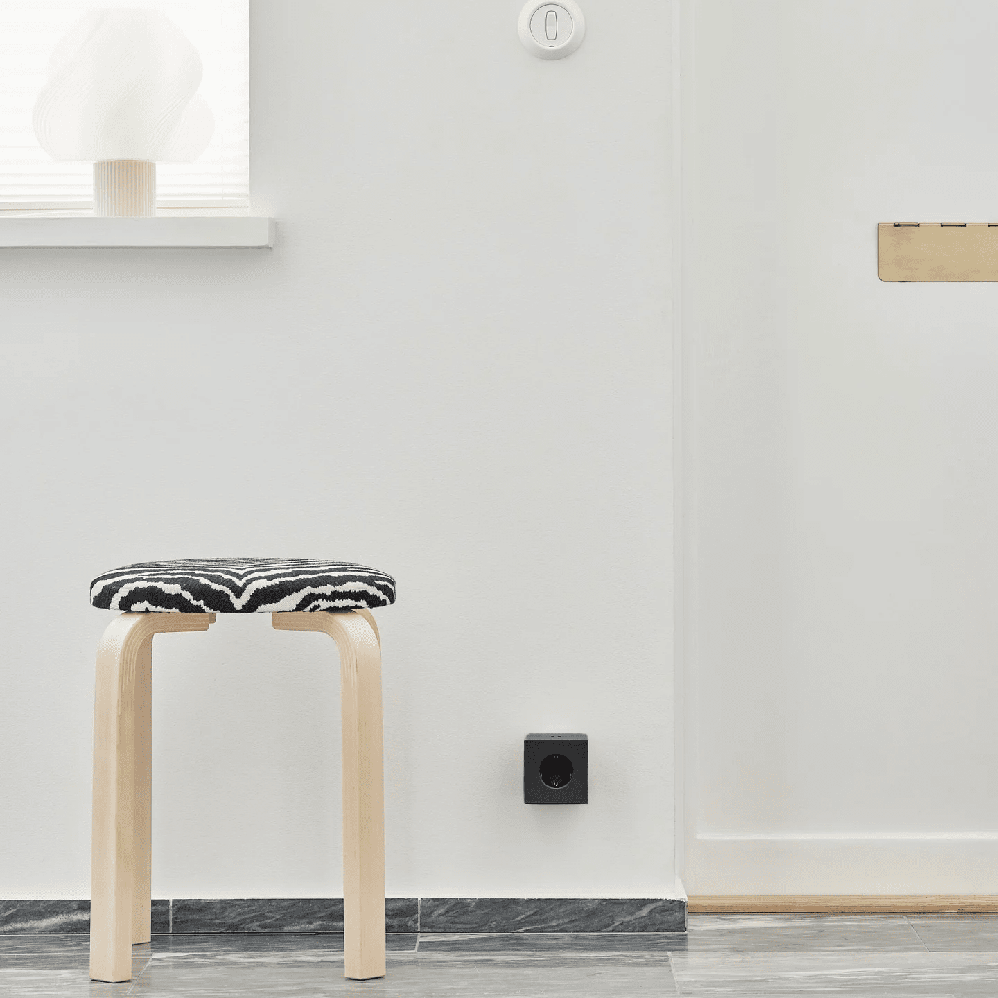 Square 2 | Design Mehrfachsteckdose für die Wand & USB-C in Stockholm Black von AVOLT