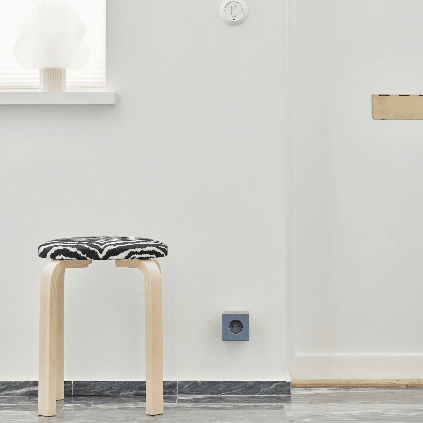Square 2 | Design Mehrfachsteckdose für die Wand & USB-C in Shark Blue von AVOLT