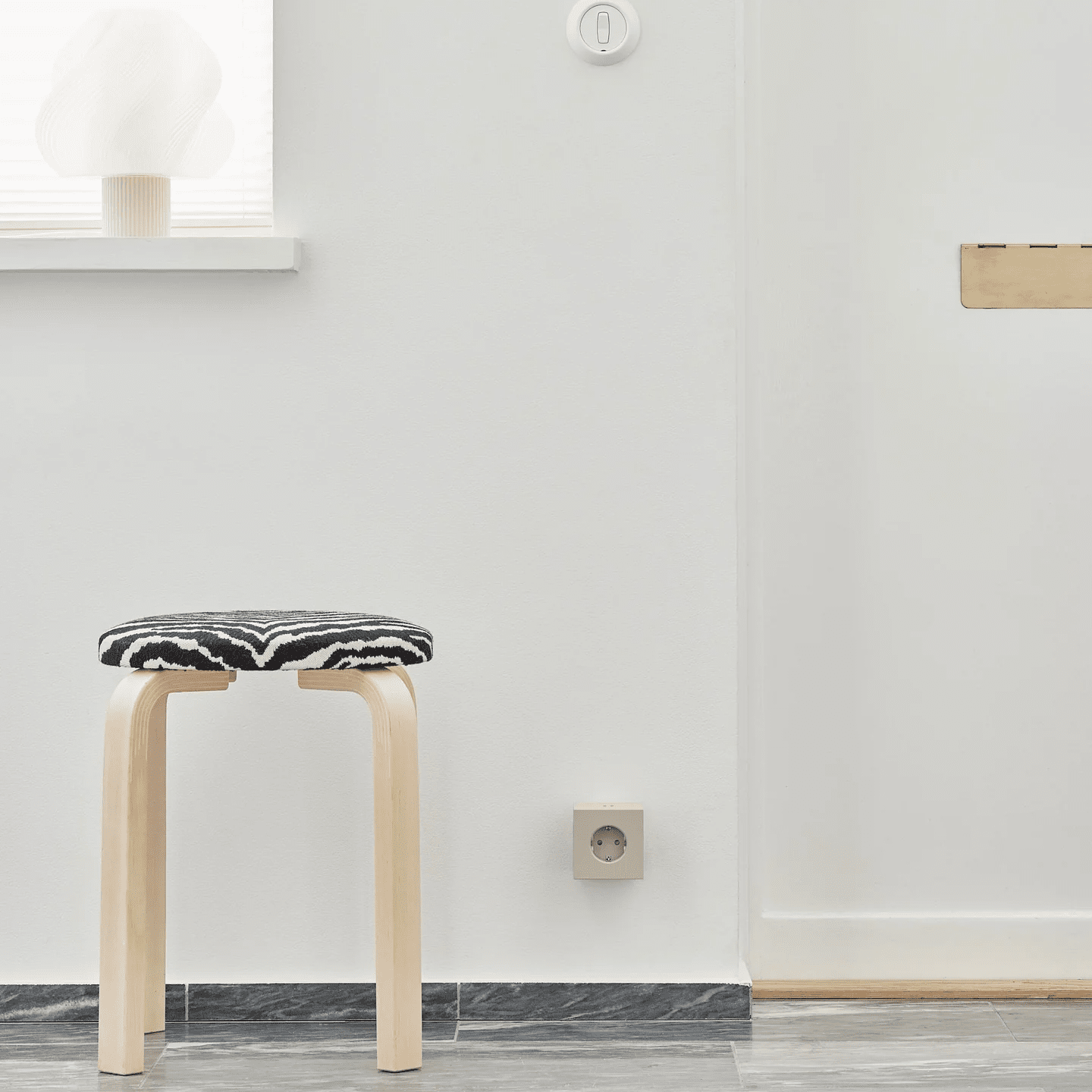 Square 2 | Design Mehrfachsteckdose für die Wand & USB-C in Nomad Sand von AVOLT