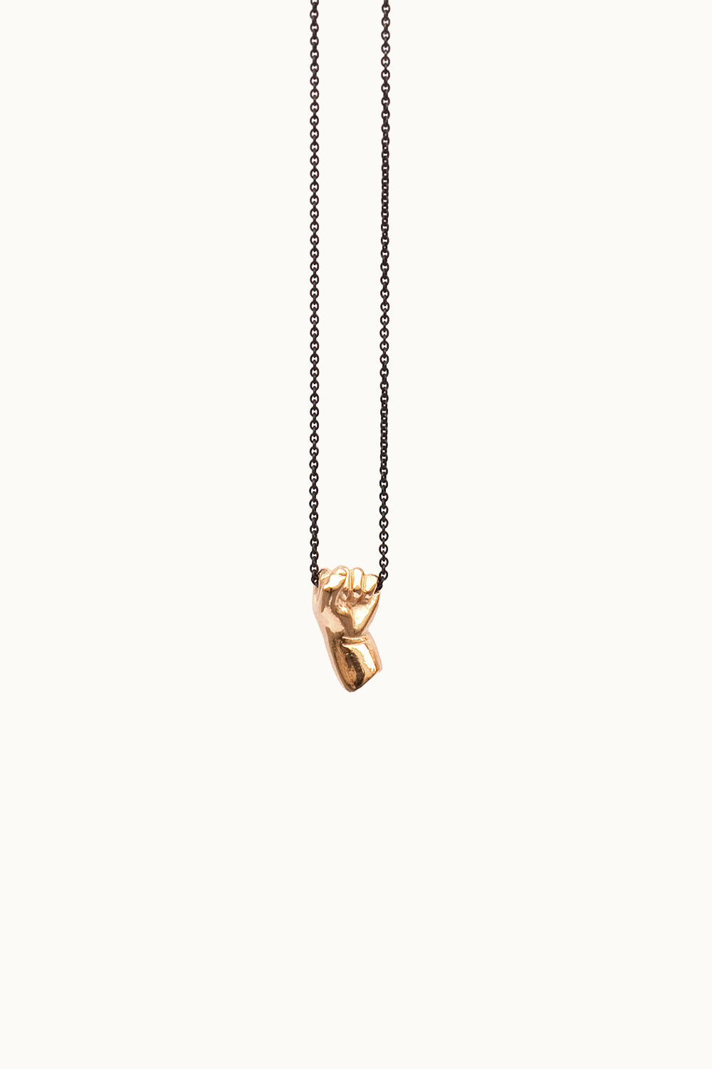 Kette mit Faust | Roségold-plattiertes & oxidiertes Silber von Sarah Cossham