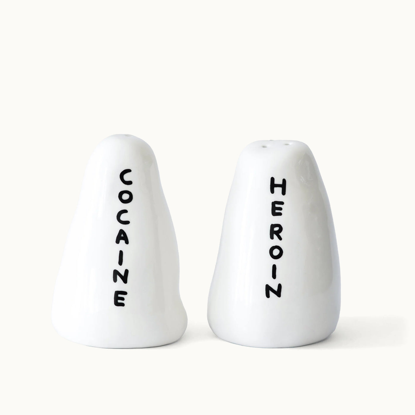 Salz- und Pfefferstreuer-Set aus Porzellan „Heroin & Cocaine“ von David Shrigley