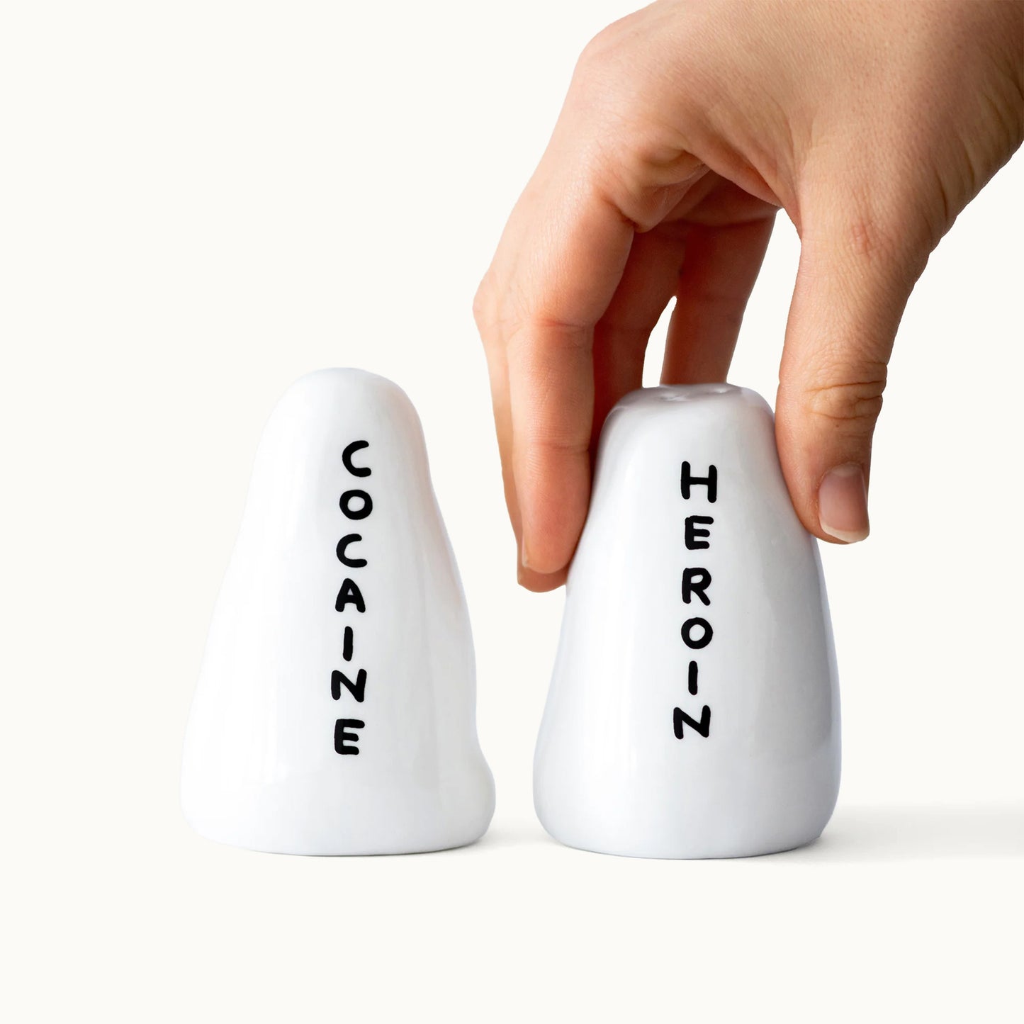 Salz- und Pfefferstreuer-Set aus Porzellan „Heroin & Cocaine“ von David Shrigley