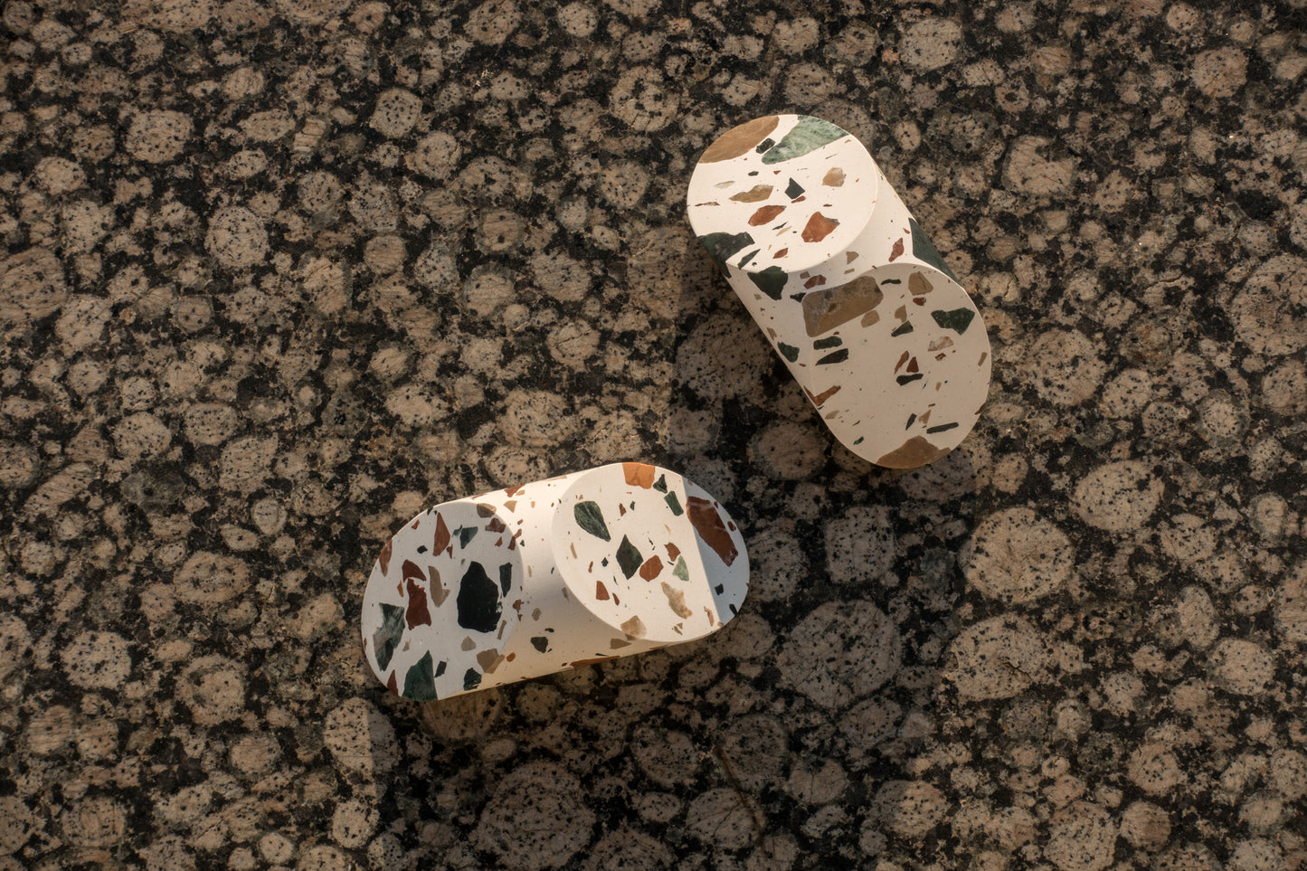 Buchstütze Solid | Terrazzo von Studio Hausen