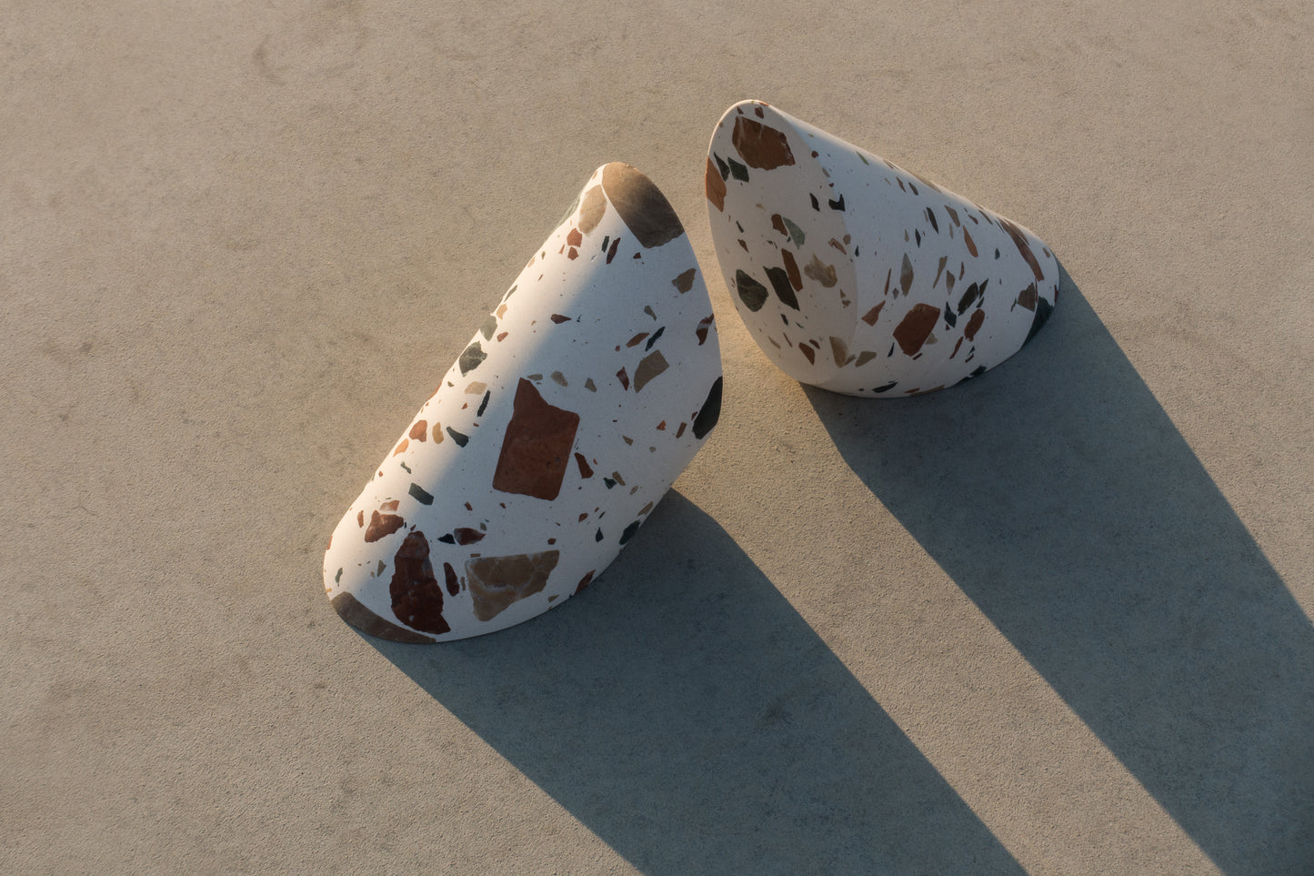 Buchstütze Solid | Terrazzo von Studio Hausen
