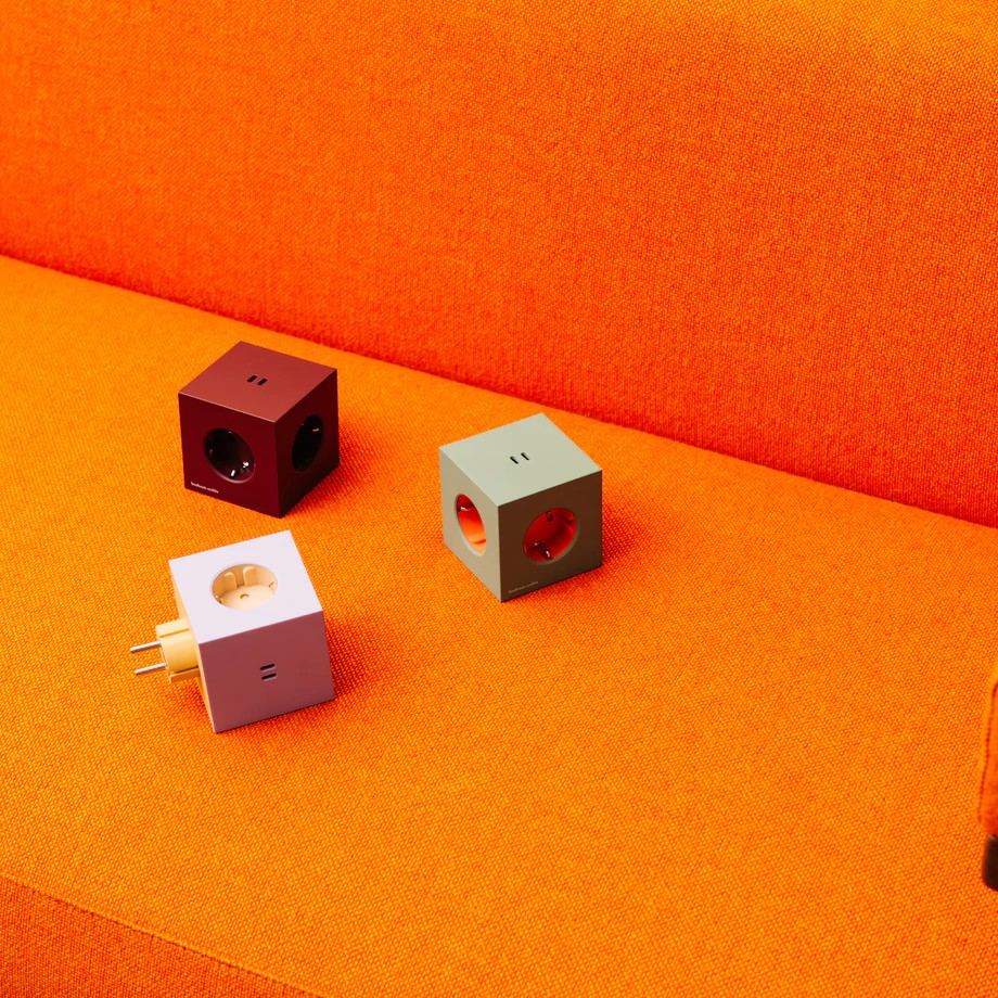 Square 2 | Design Mehrfachsteckdose für die Wand & USB-C in Mulberry Red von AVOLT