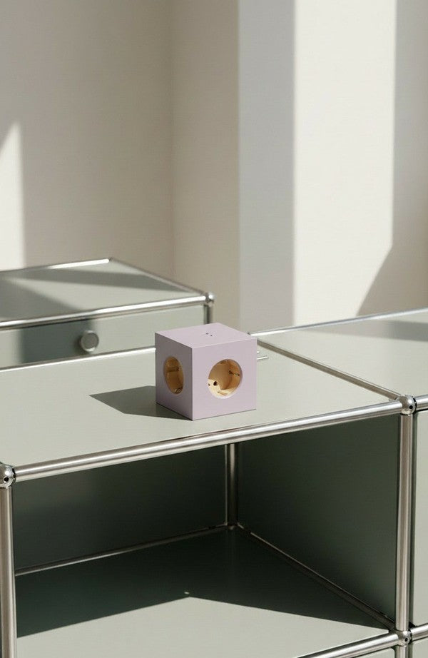 Square 2 | Design Mehrfachsteckdose für die Wand & USB-C in Lavender Glow von AVOLT