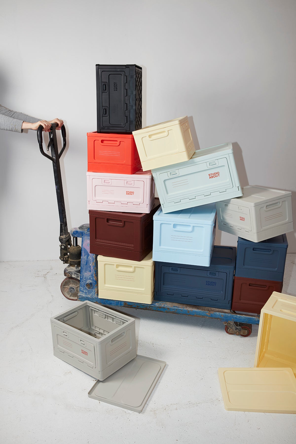 Box Medium | Grau Studio About