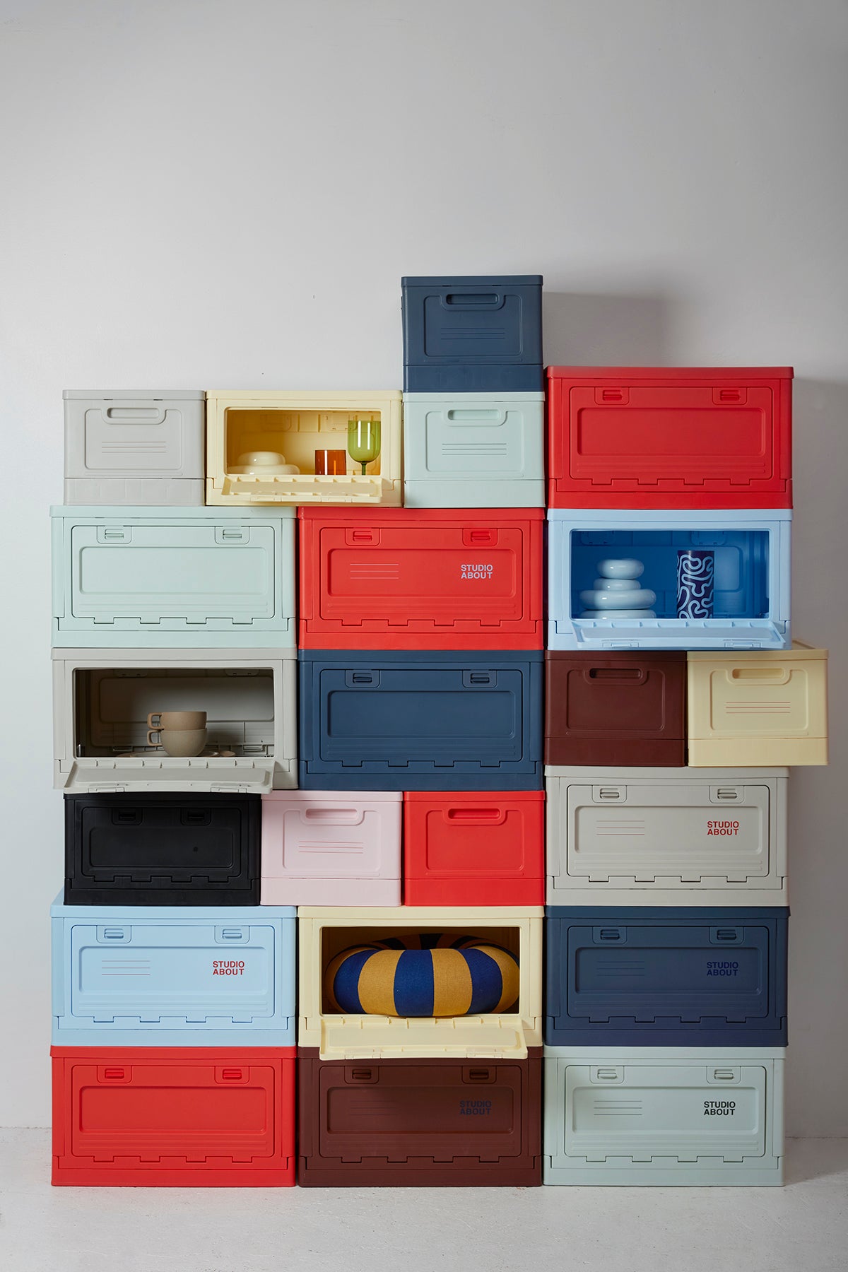 Box Medium | Grau Studio About